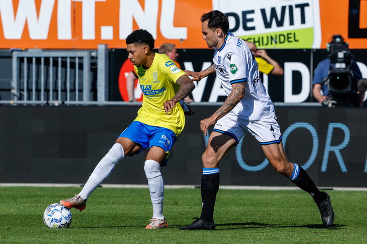 Sam Kersten in het duel met RKC Waalwijk