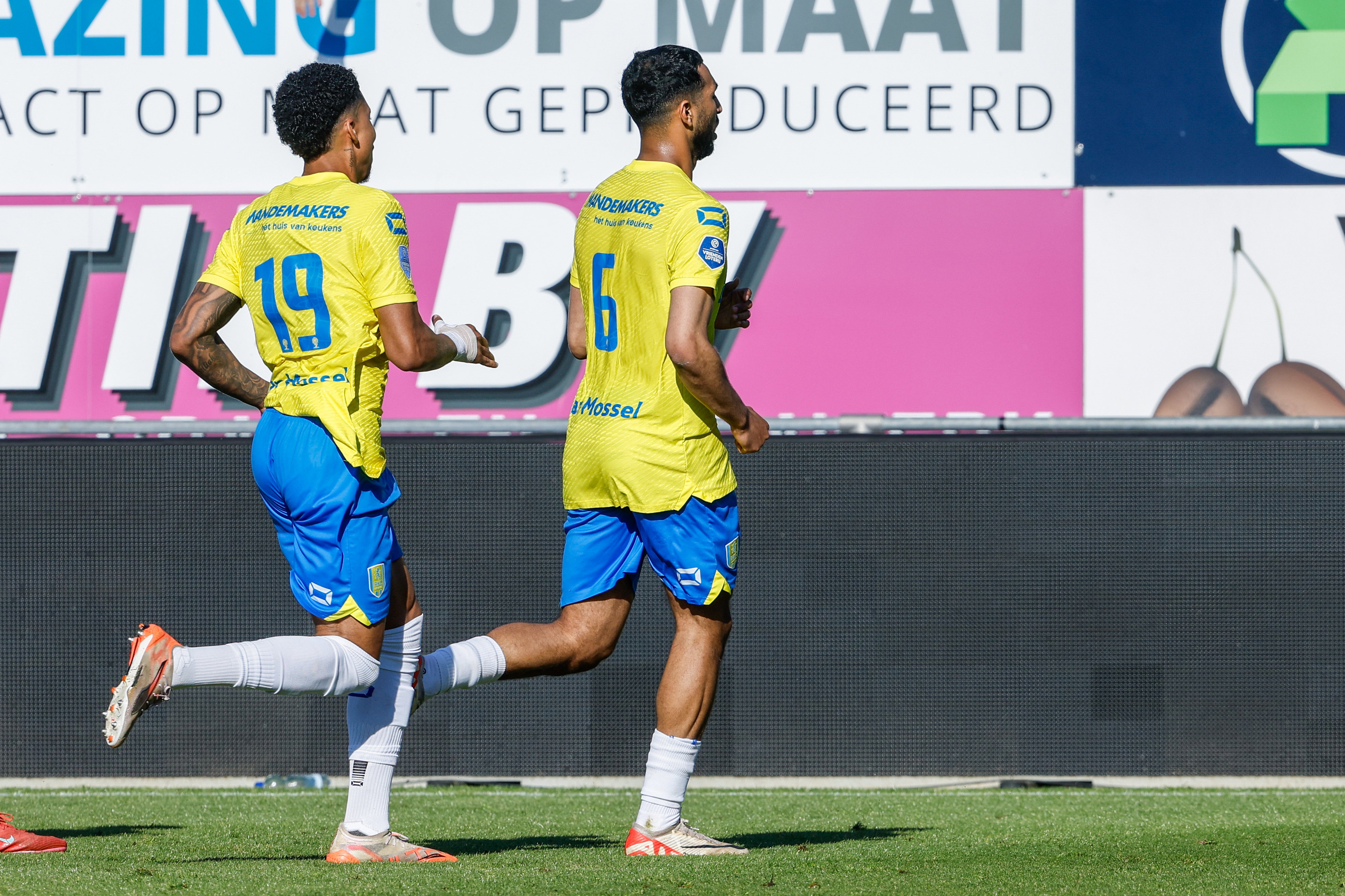 Yassin Oukili viert goal