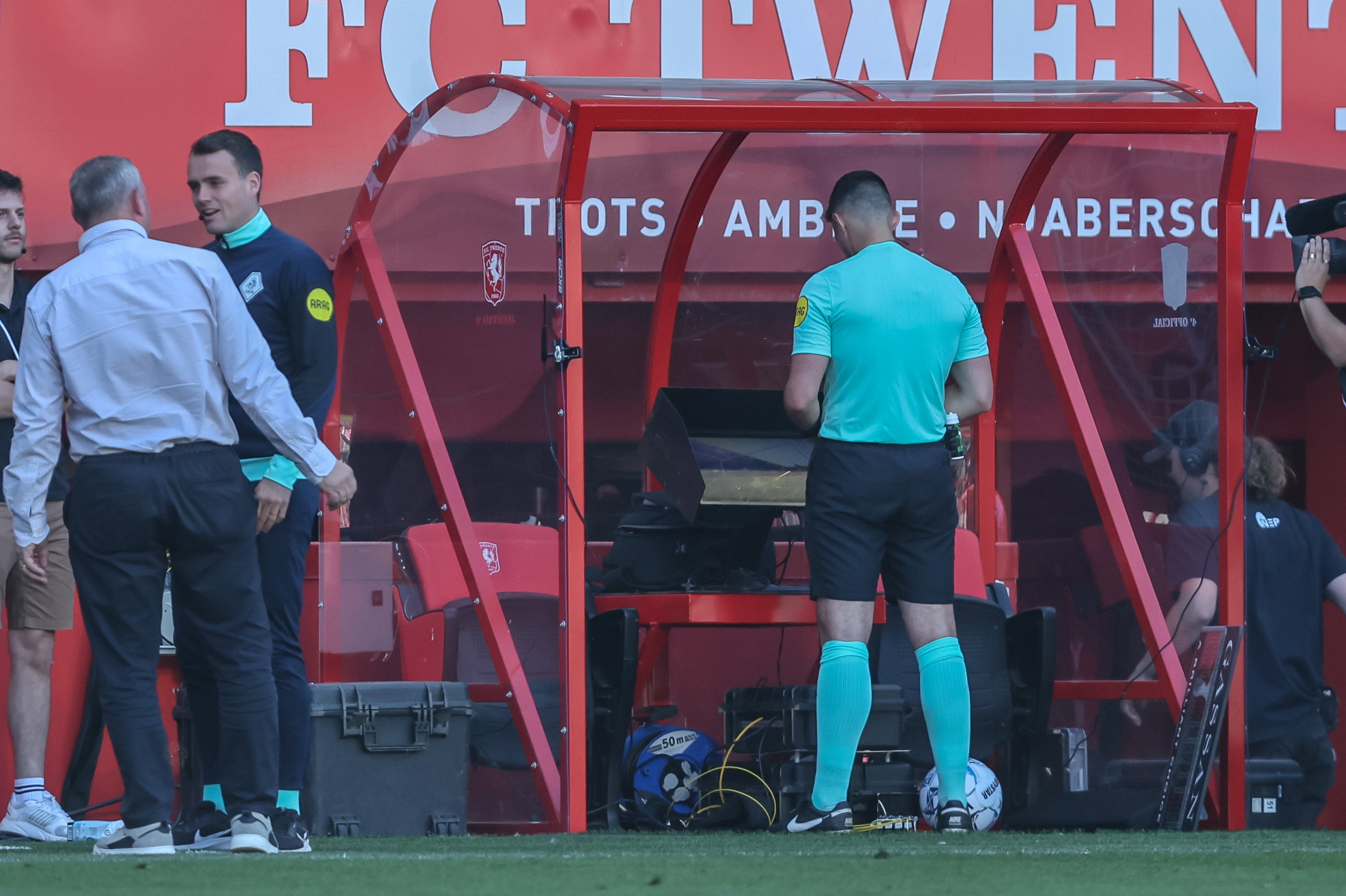 Marc Nagtegaal bij het VAR-scherm