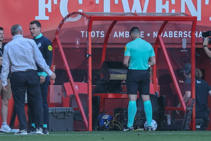 Marc Nagtegaal bij het VAR-scherm