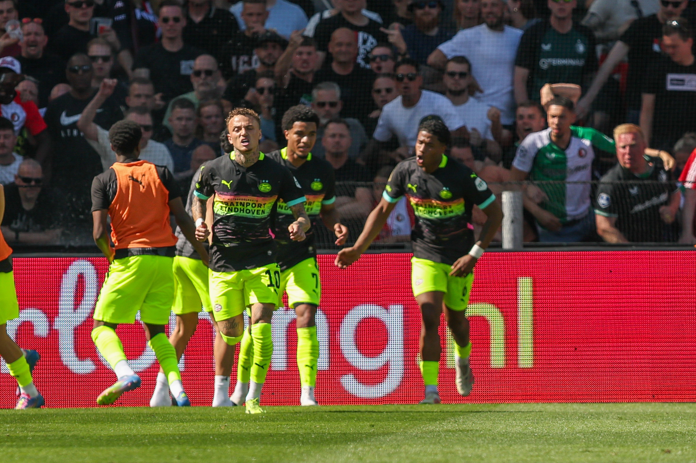 PSV viert goal Noa Lang