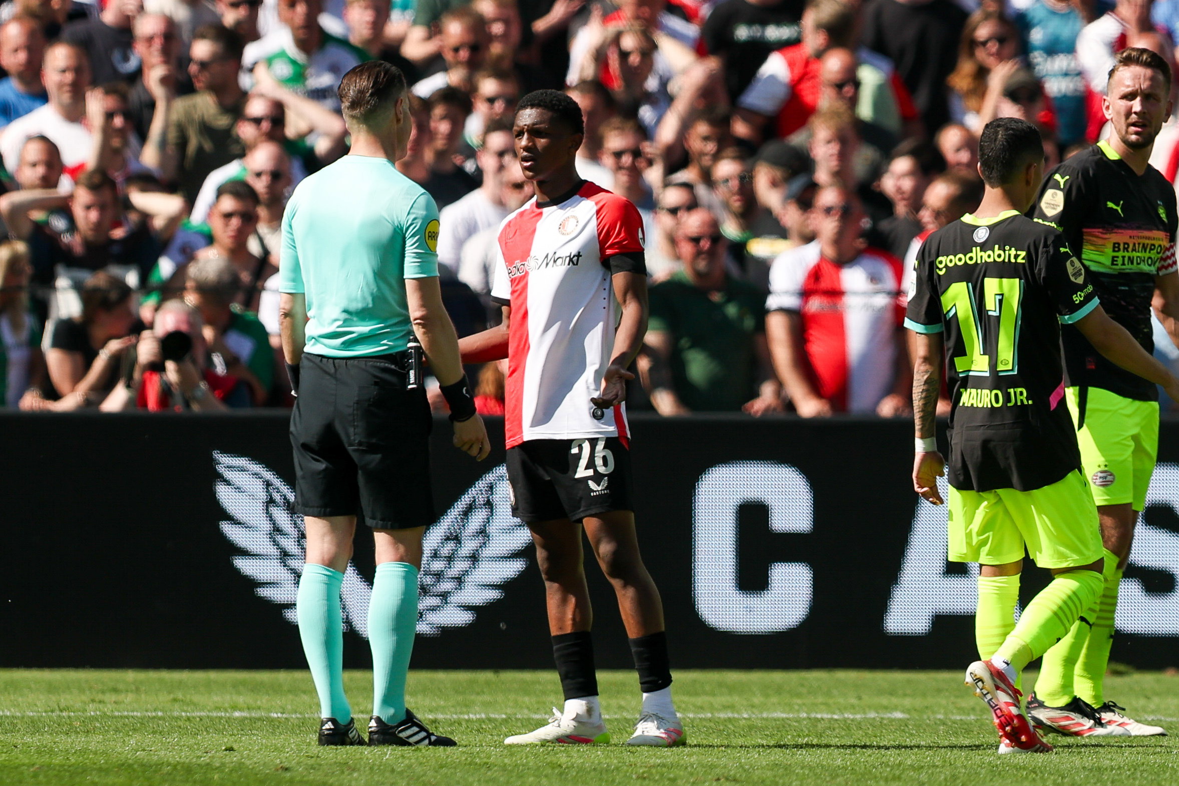 Givairo Read krijgt rood tegen PSV