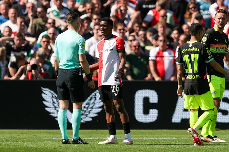 Givairo Read krijgt rood tegen PSV