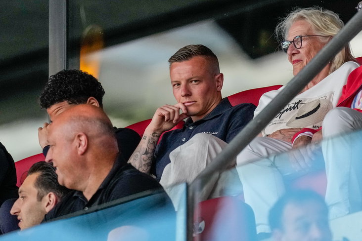 Jordy Clasie op de tribune bij AZ
