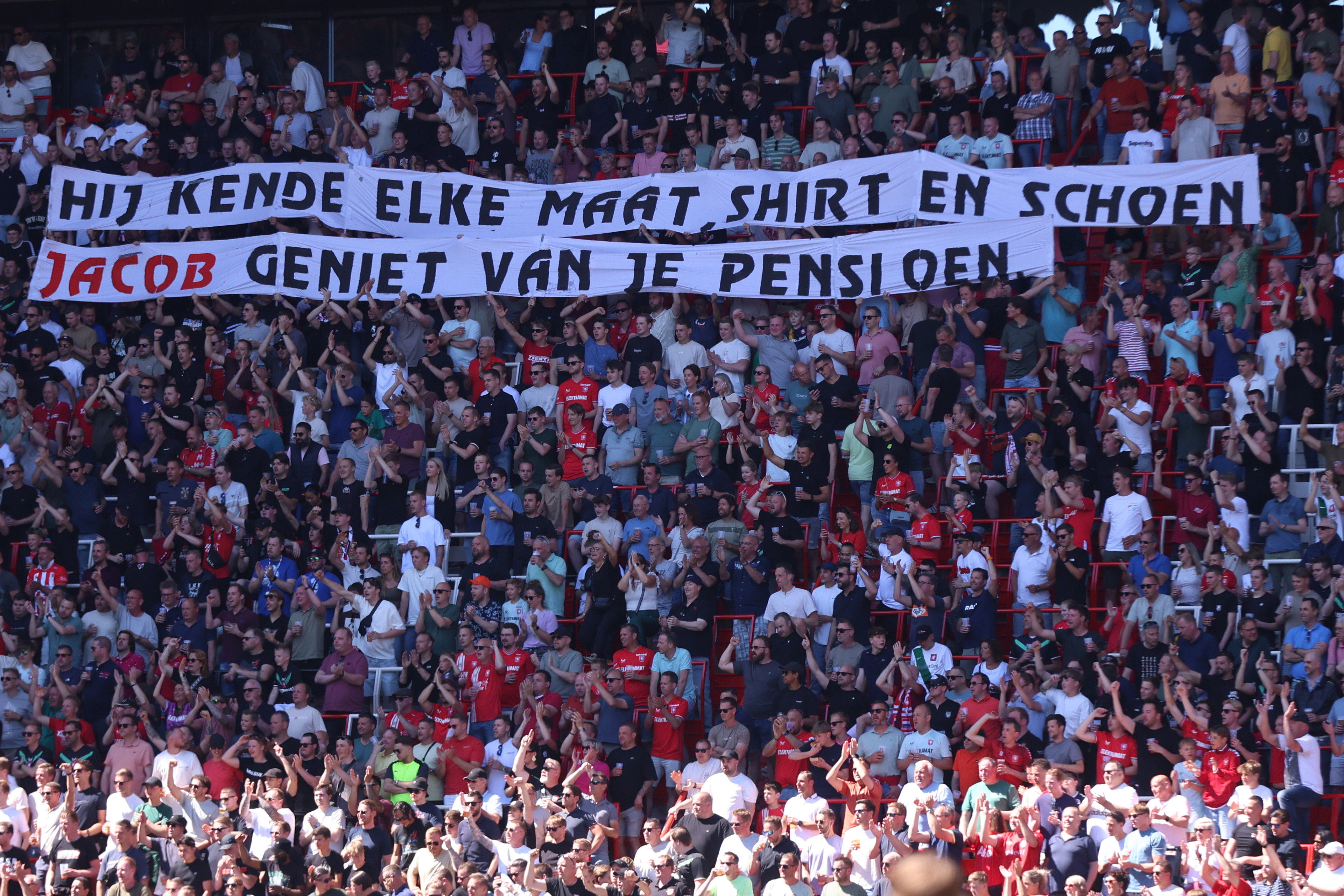 FC Twente-supporters met een spandoek voor Jacob Malki