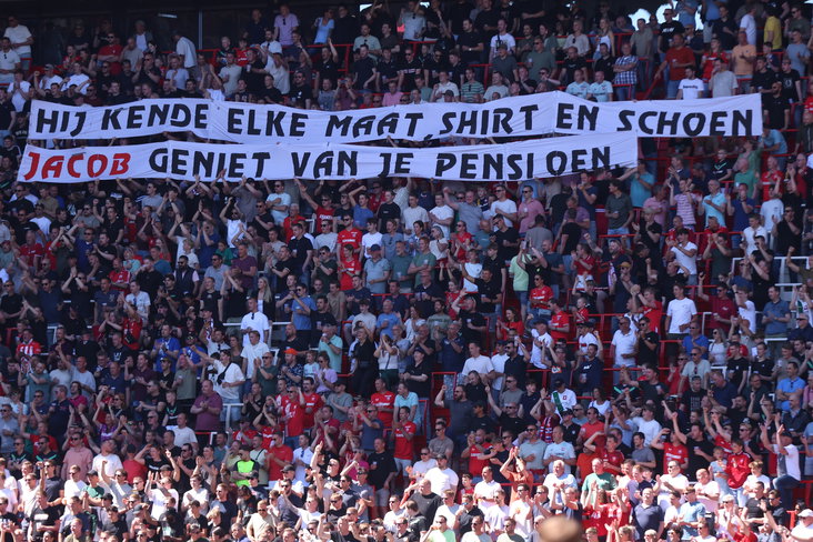 FC Twente-supporters met een spandoek voor Jacob Malki