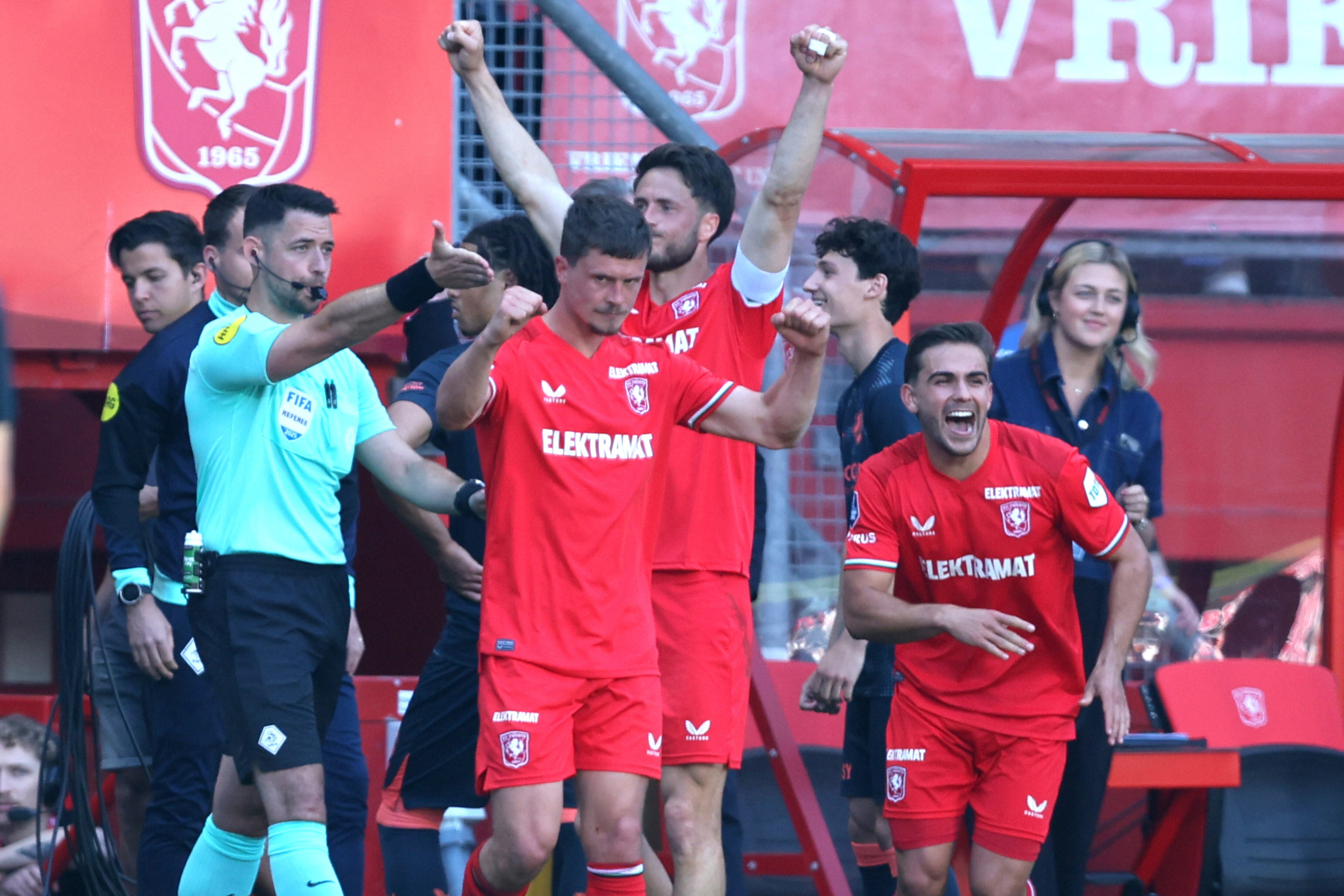 FC Twente juicht na een VAR-beslissing