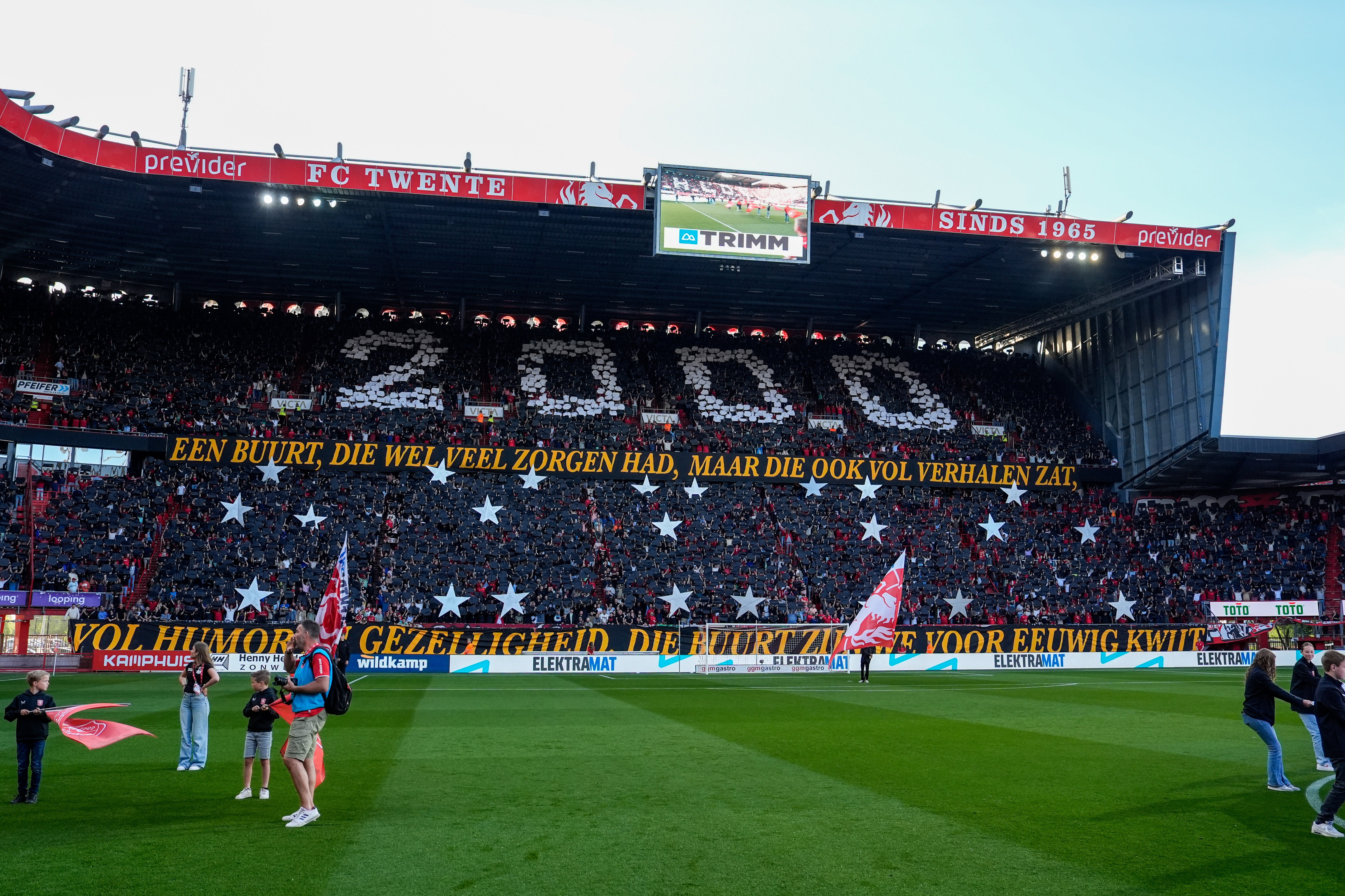 FC Twente-supporters met een fraai eerbetoon