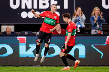 Bryan Linssen viert zijn wereldgoal tegen NAC Breda
