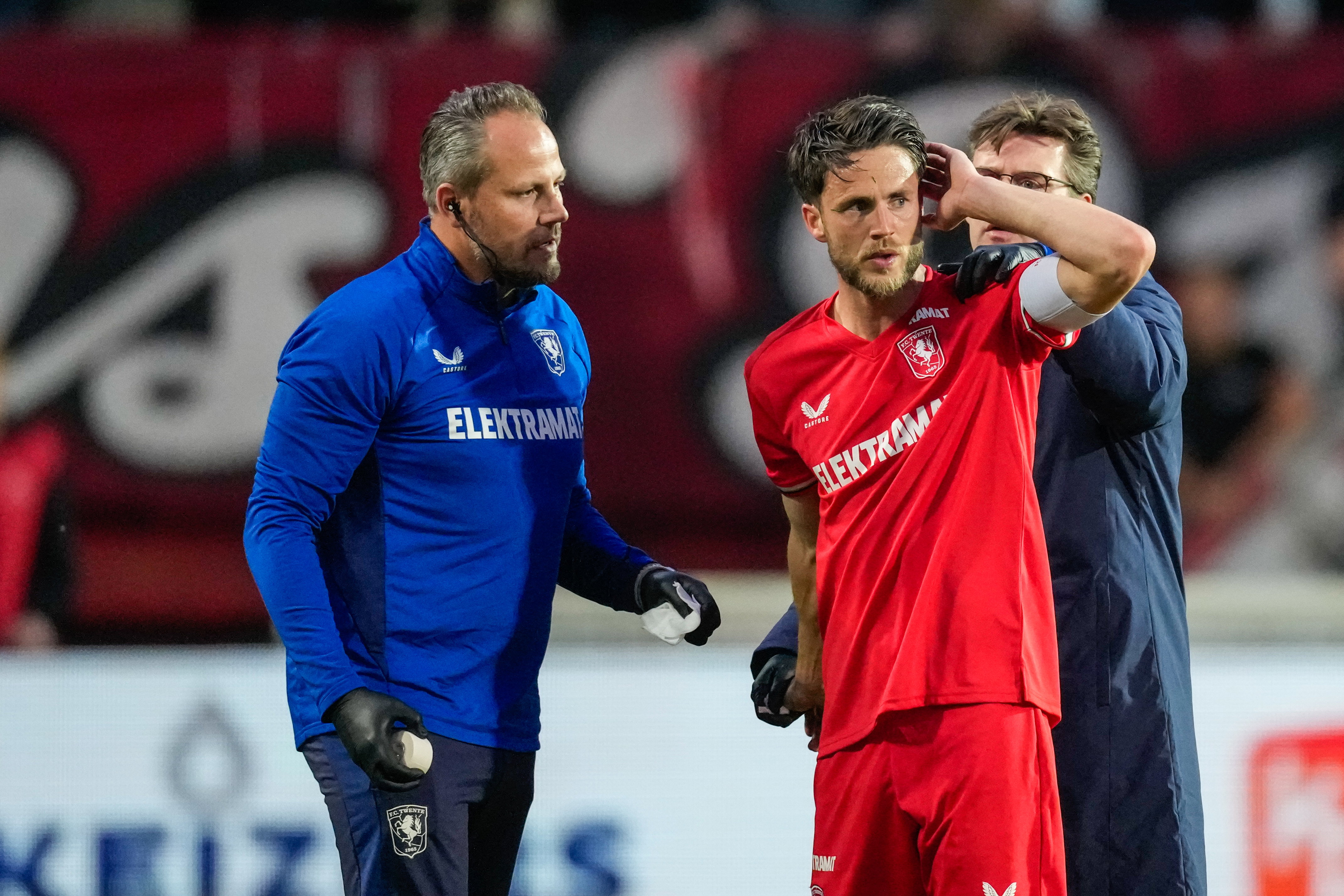Ricky van Wolfswinkel voelt aan zijn hoofd