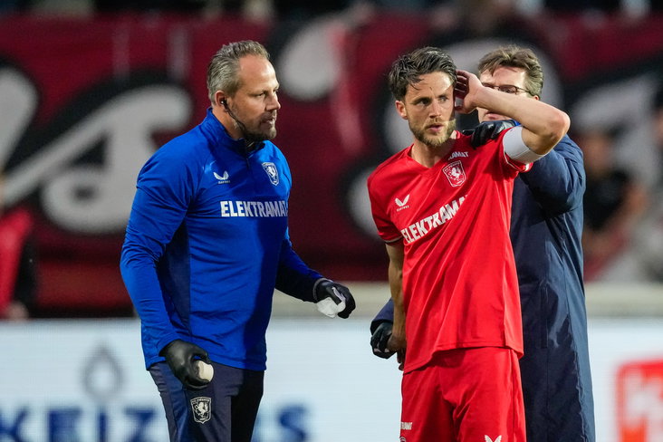 Ricky van Wolfswinkel voelt aan zijn hoofd