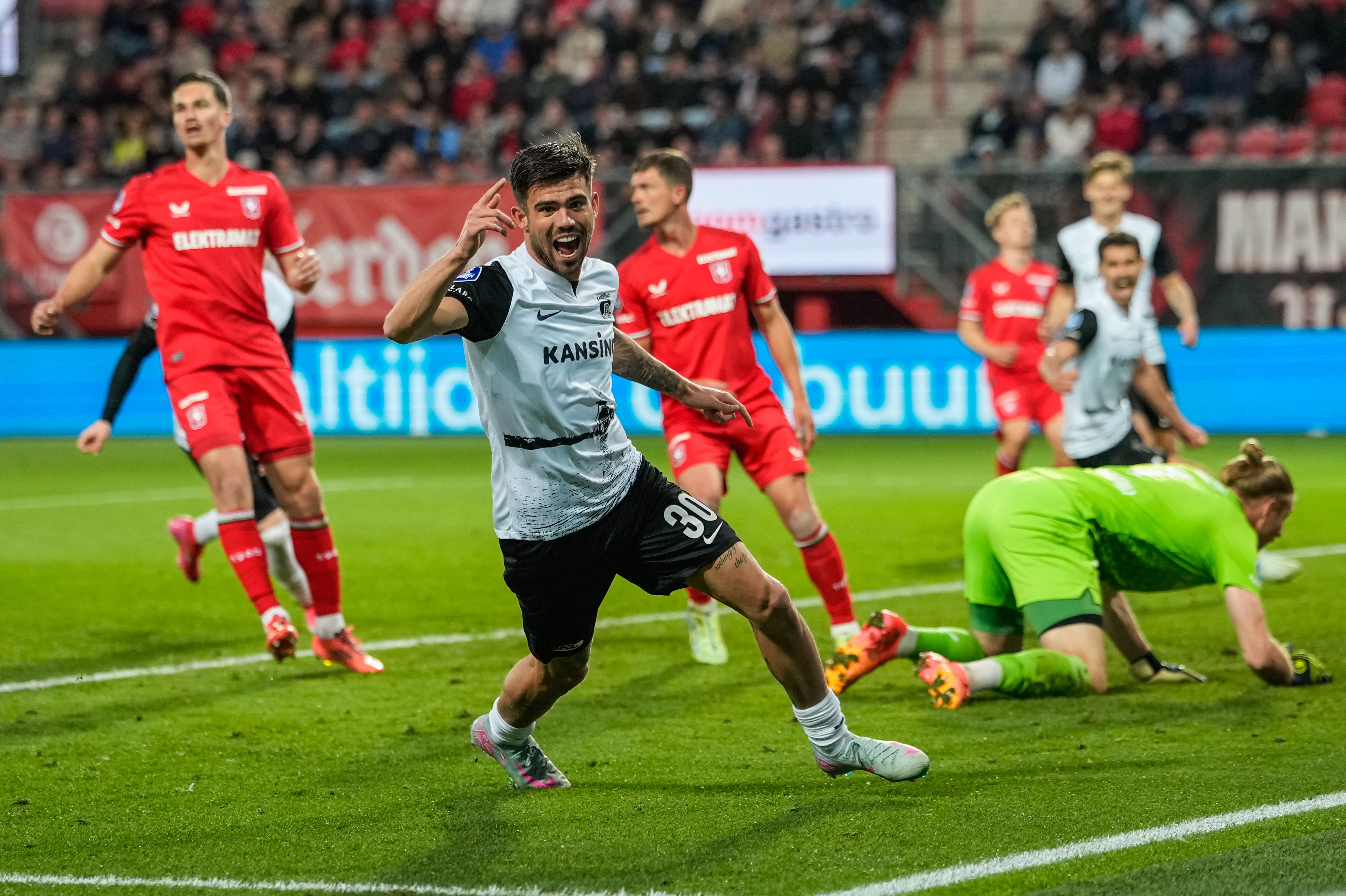 Denso Kasius juicht na de 3-2 tegen FC Twente