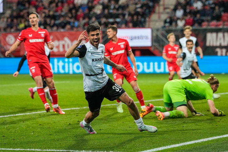 Denso Kasius juicht na de 3-2 tegen FC Twente
