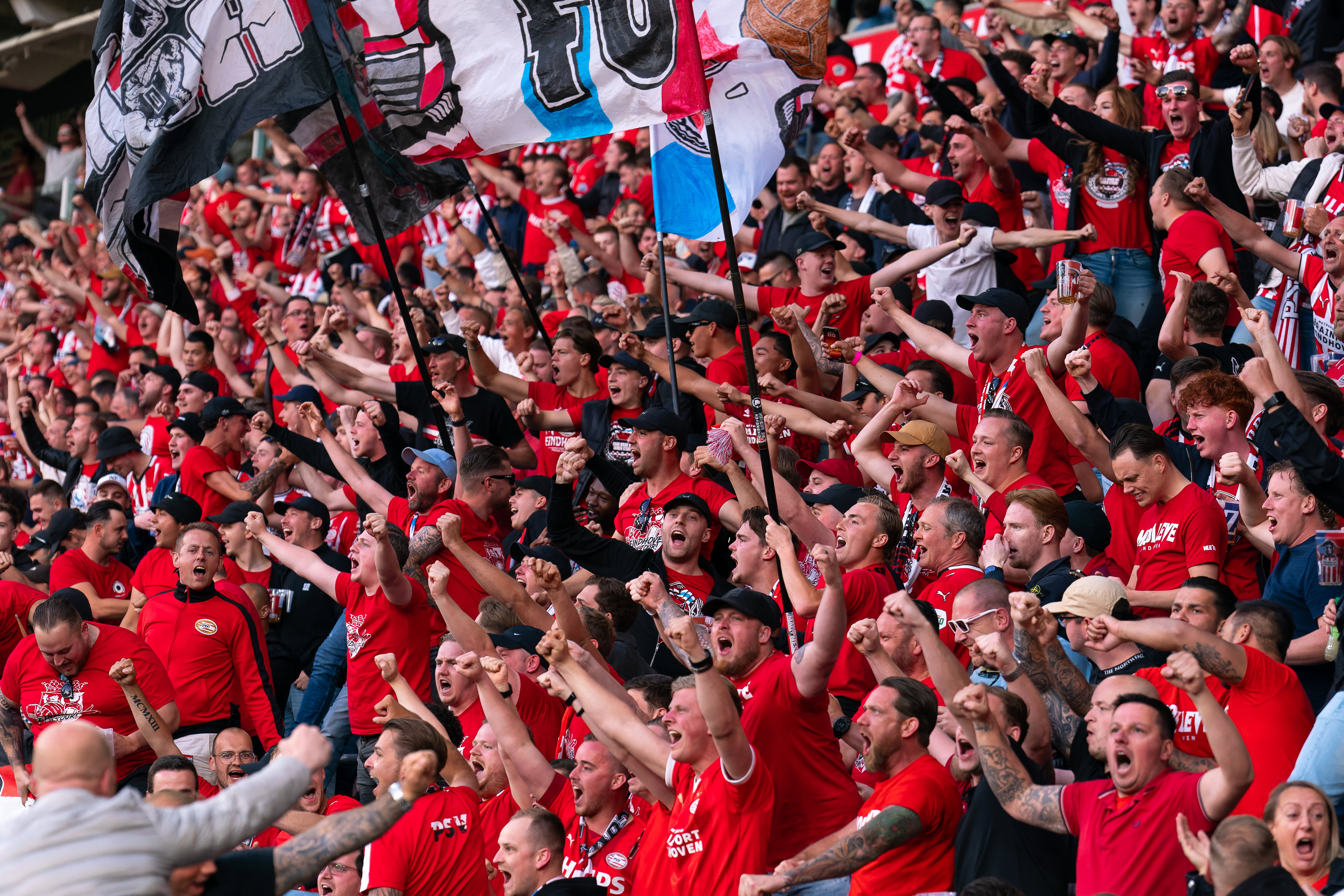 PSV-supporters na de gelijkmaker van FC Groningen tegen Ajax