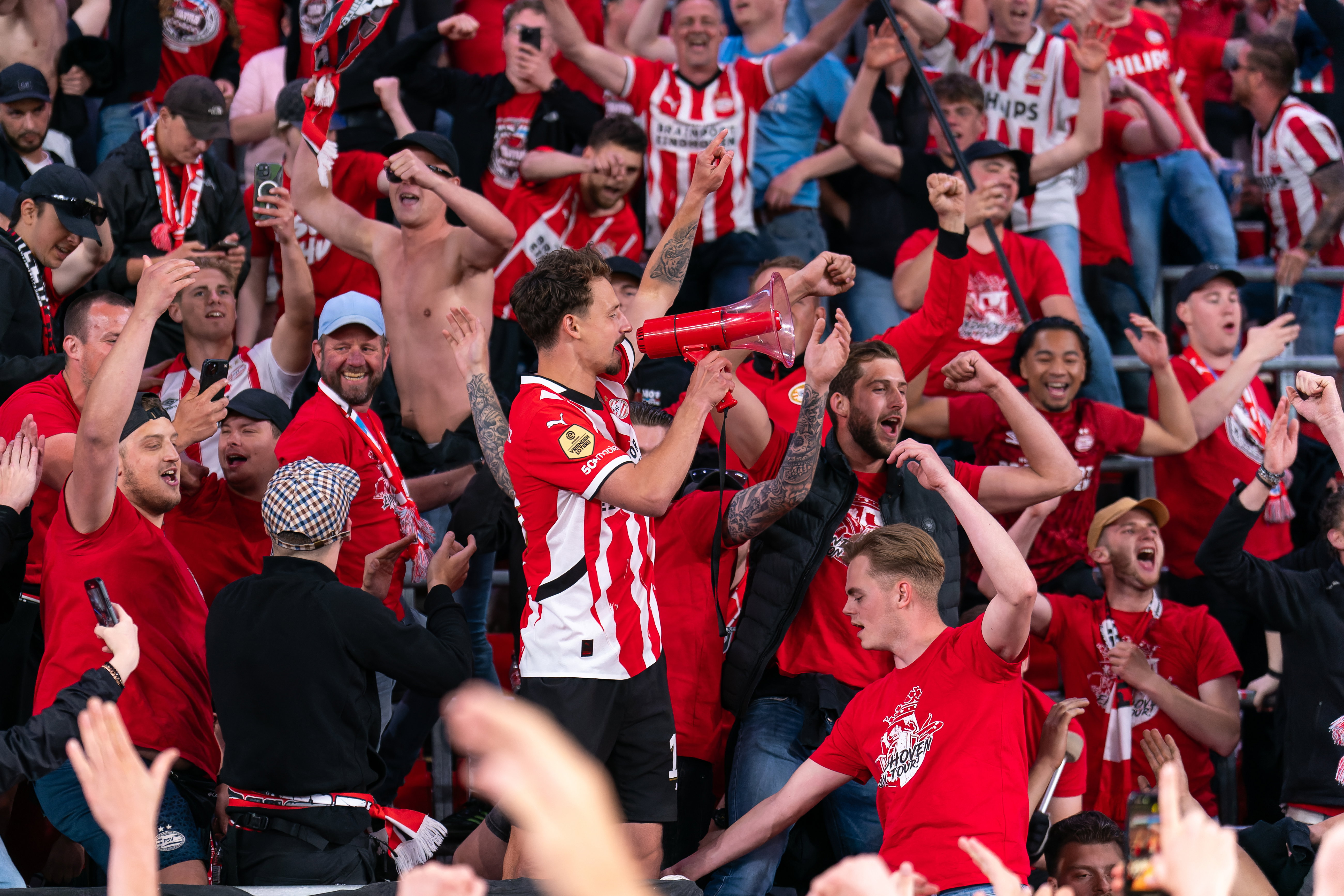 Olivier Boscagli viert het feestje met de supporters