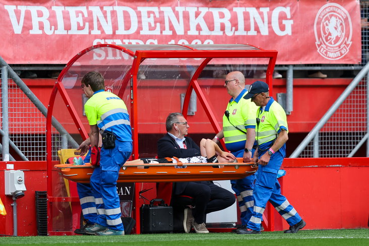 Bo op de Weegh op een brancard