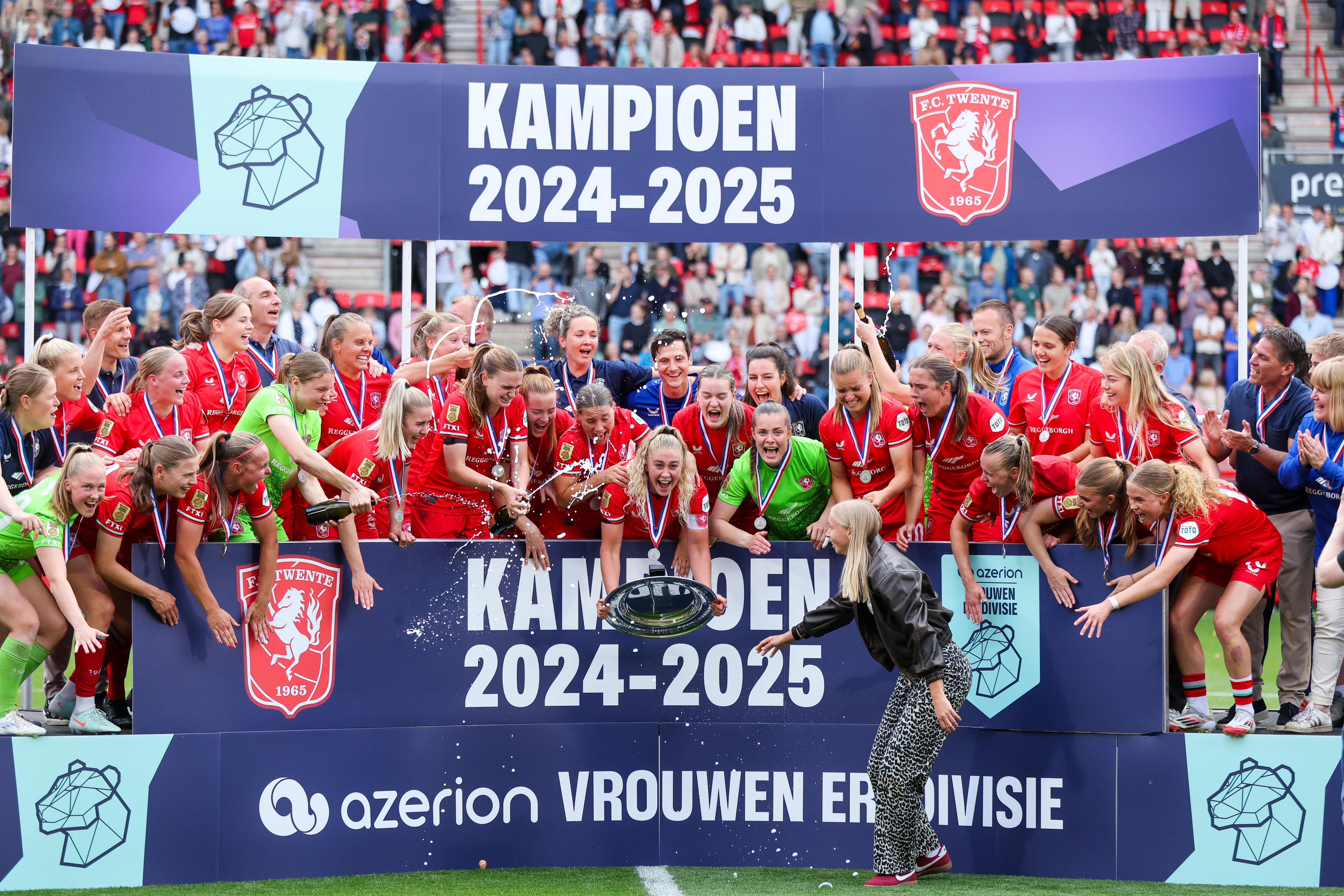 FC Twente krijgt de schaal uitgereikt van Ella Peddemors