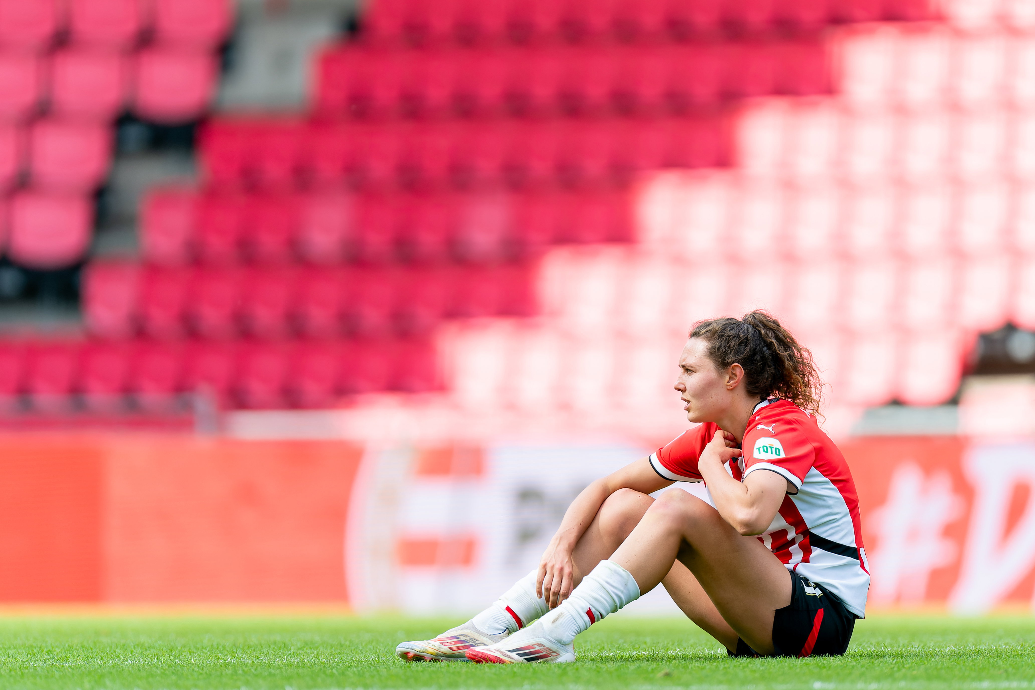 Fenna Kalma (PSV) zit op het gras