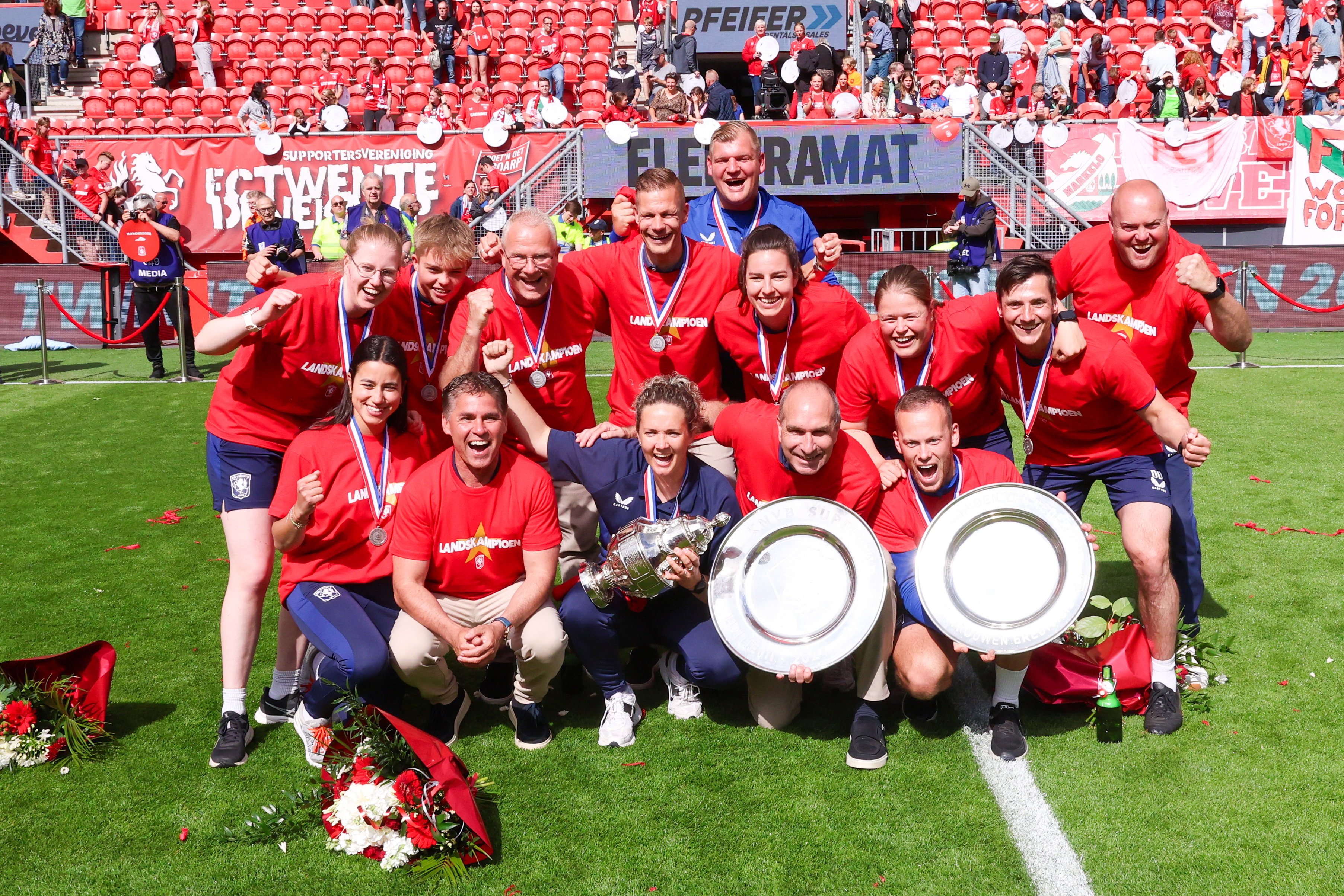De staf van FC Twente, inclusief hoofdtrainer Joran Pot, met de drie prijzen