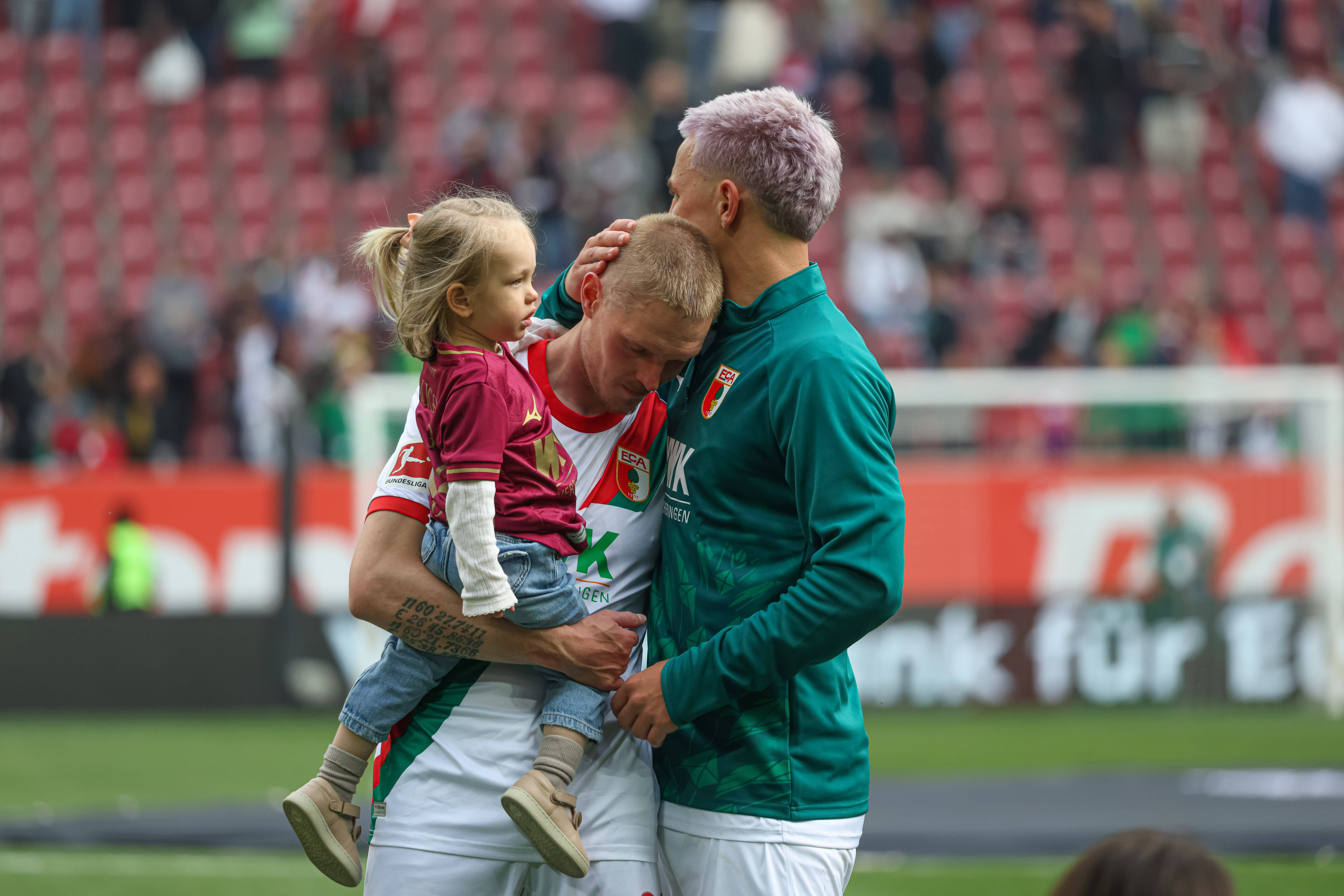 Fredrik Jensen wordt getroost na zijn afscheid
