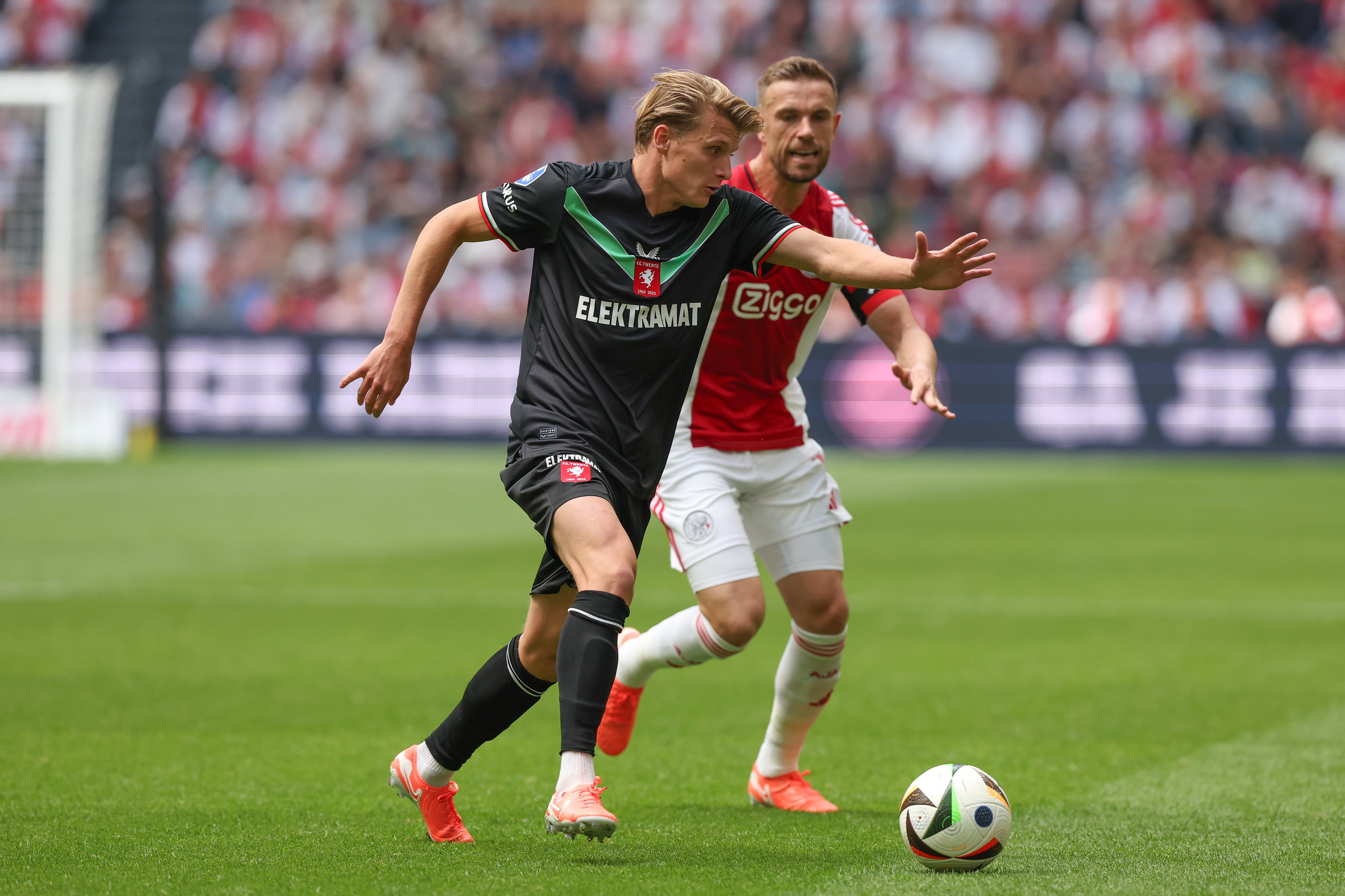 Sem Steijn in duel met Jordan Henderson