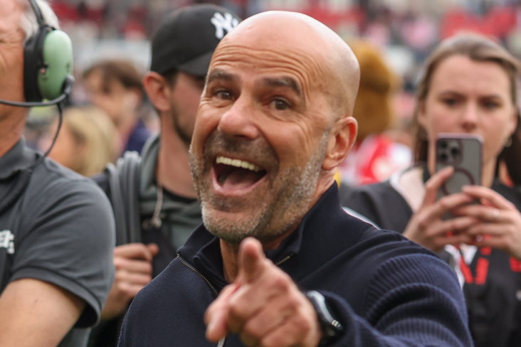 Een lachende Peter Bosz