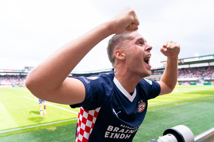 Joey Veerman viert feest met de PSV-supporters