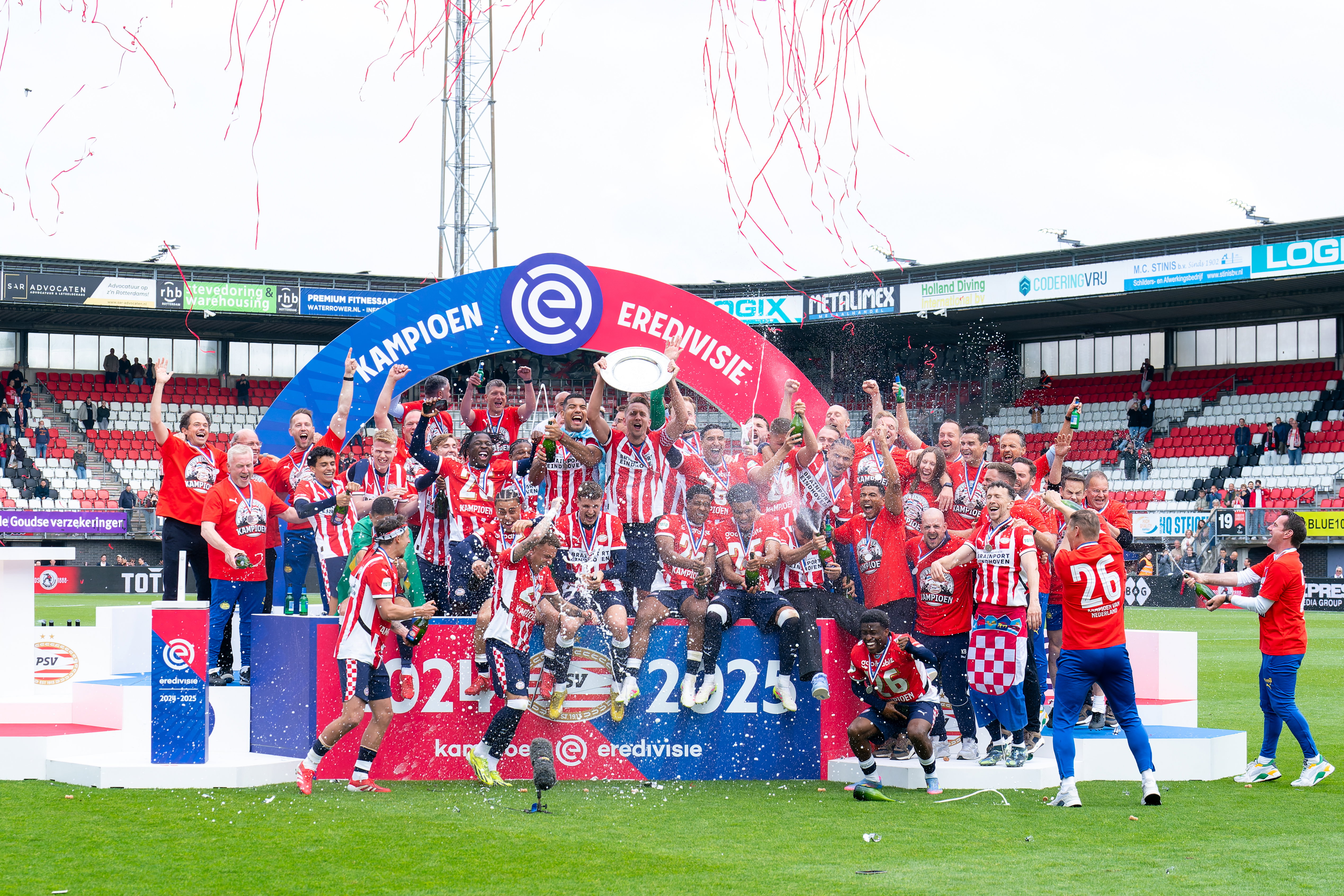 PSV toont de schaal