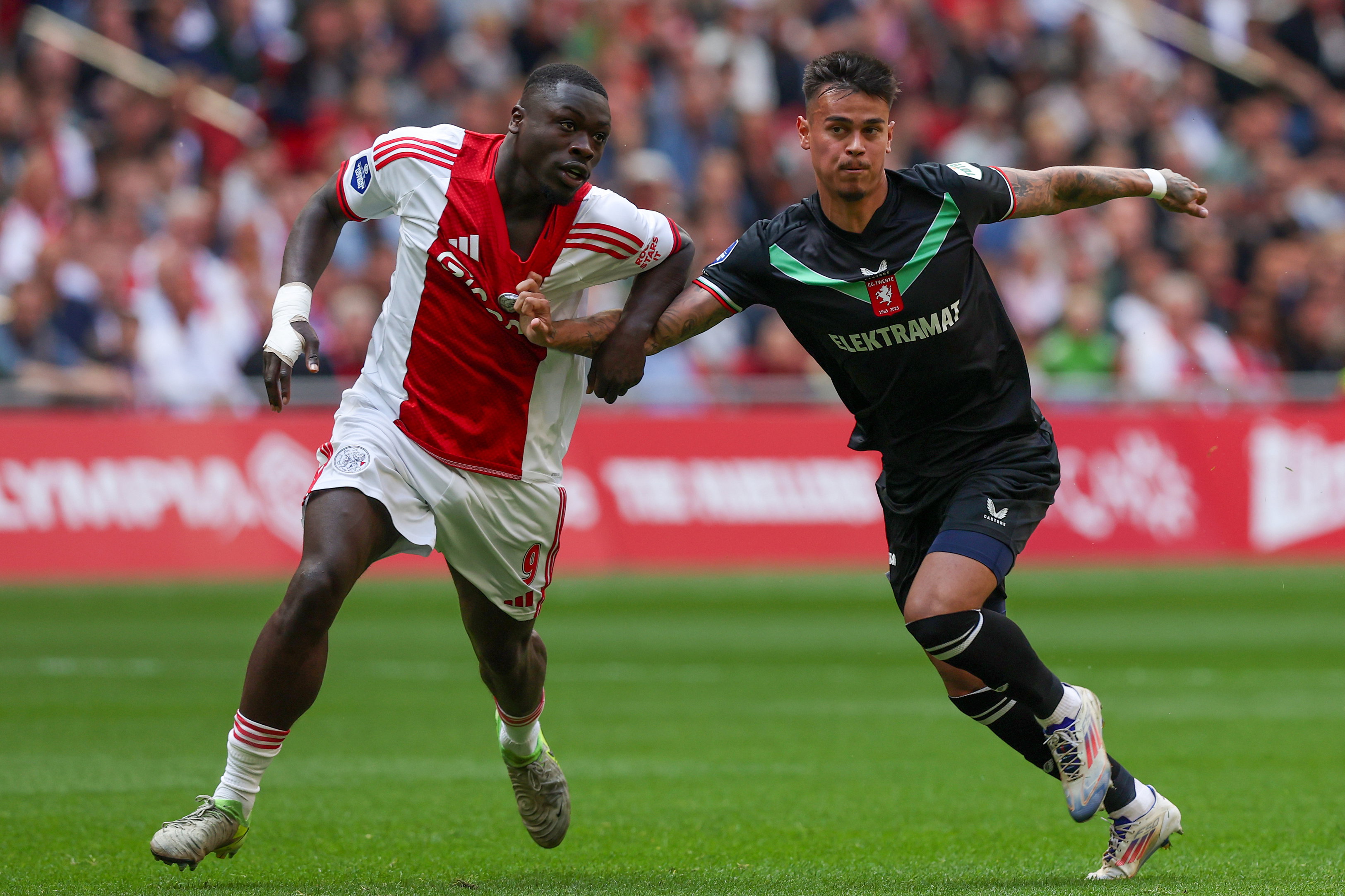 Mees Hilgers in duel met Brian Brobbey