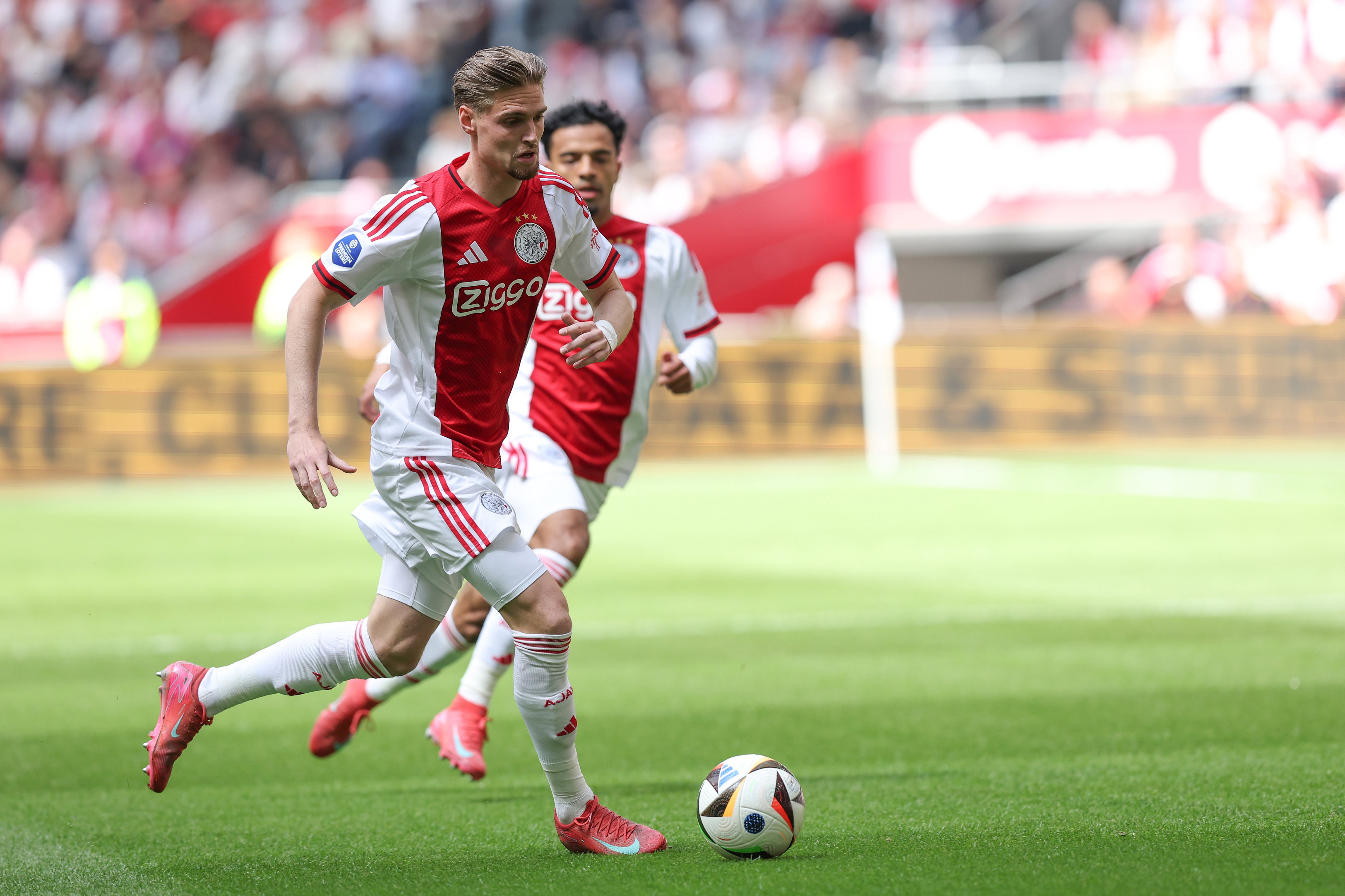 Kenneth Taylor aan de bal in de Johan Cruijff ArenA