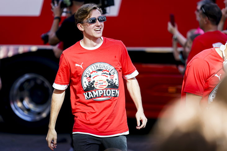 Tygo Land bij de huldiging van PSV