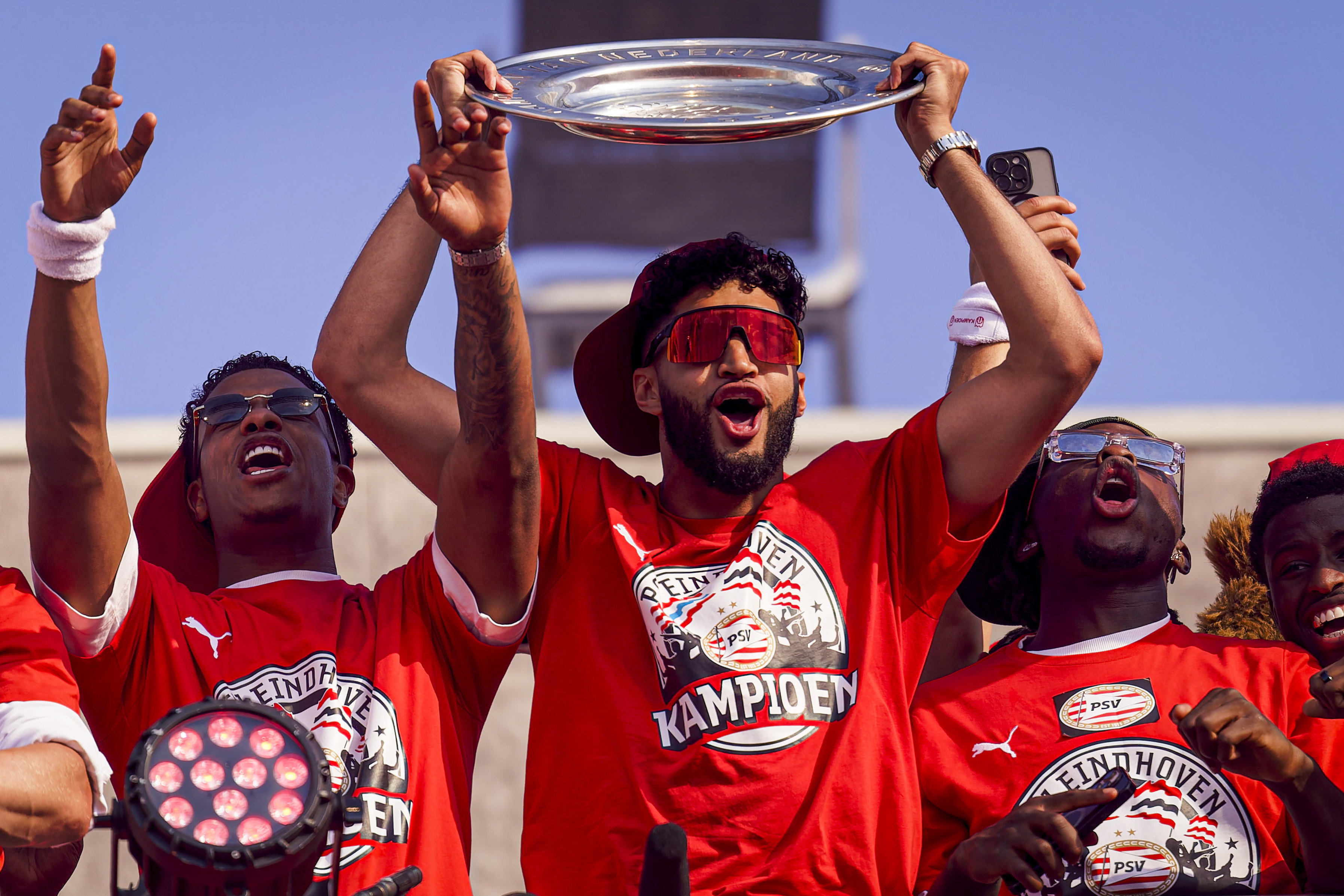 Ismael Saibari toont de kampioensschaal aan de supporters van PSV