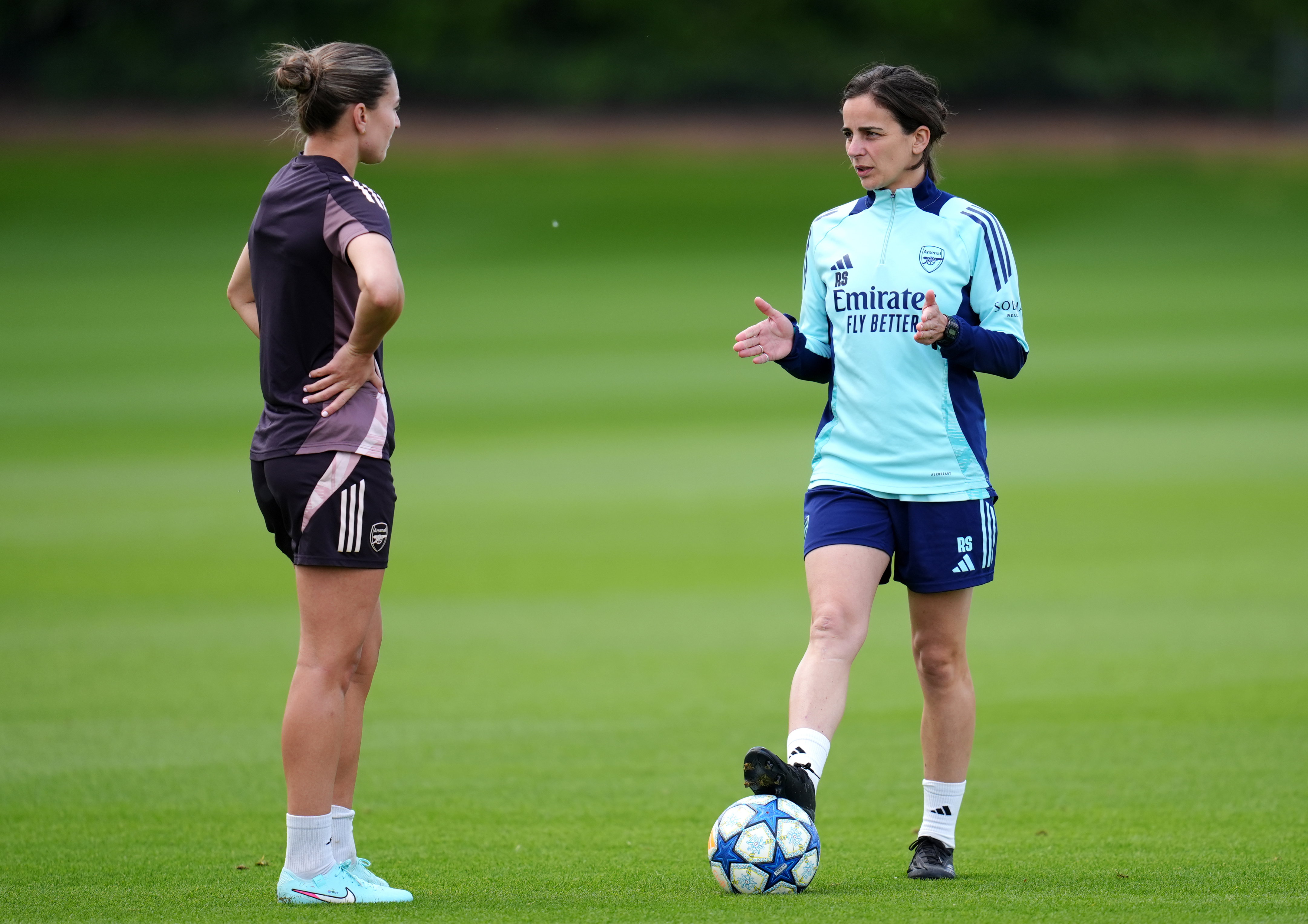 Renée Slegers op het trainingsveld van Arsenal