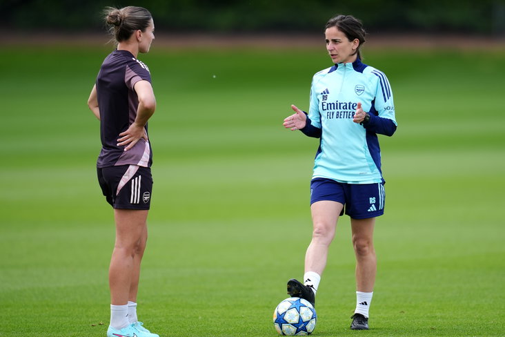 Renée Slegers op het trainingsveld van Arsenal