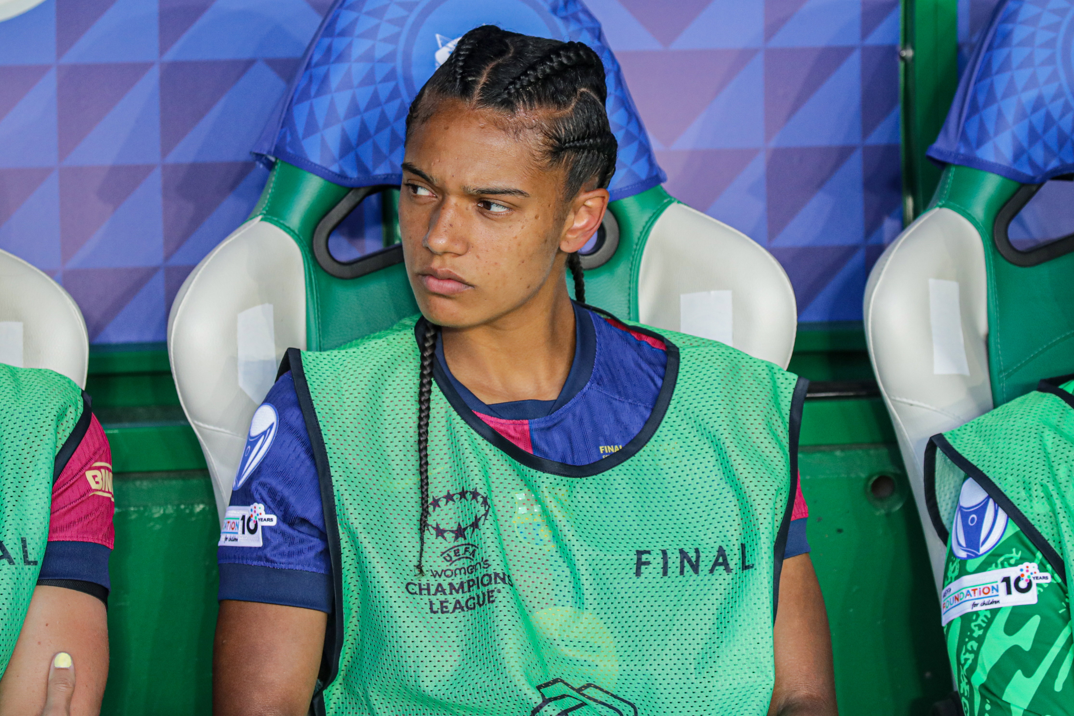 Esmee Brugts op de bank bij FC Barcelona