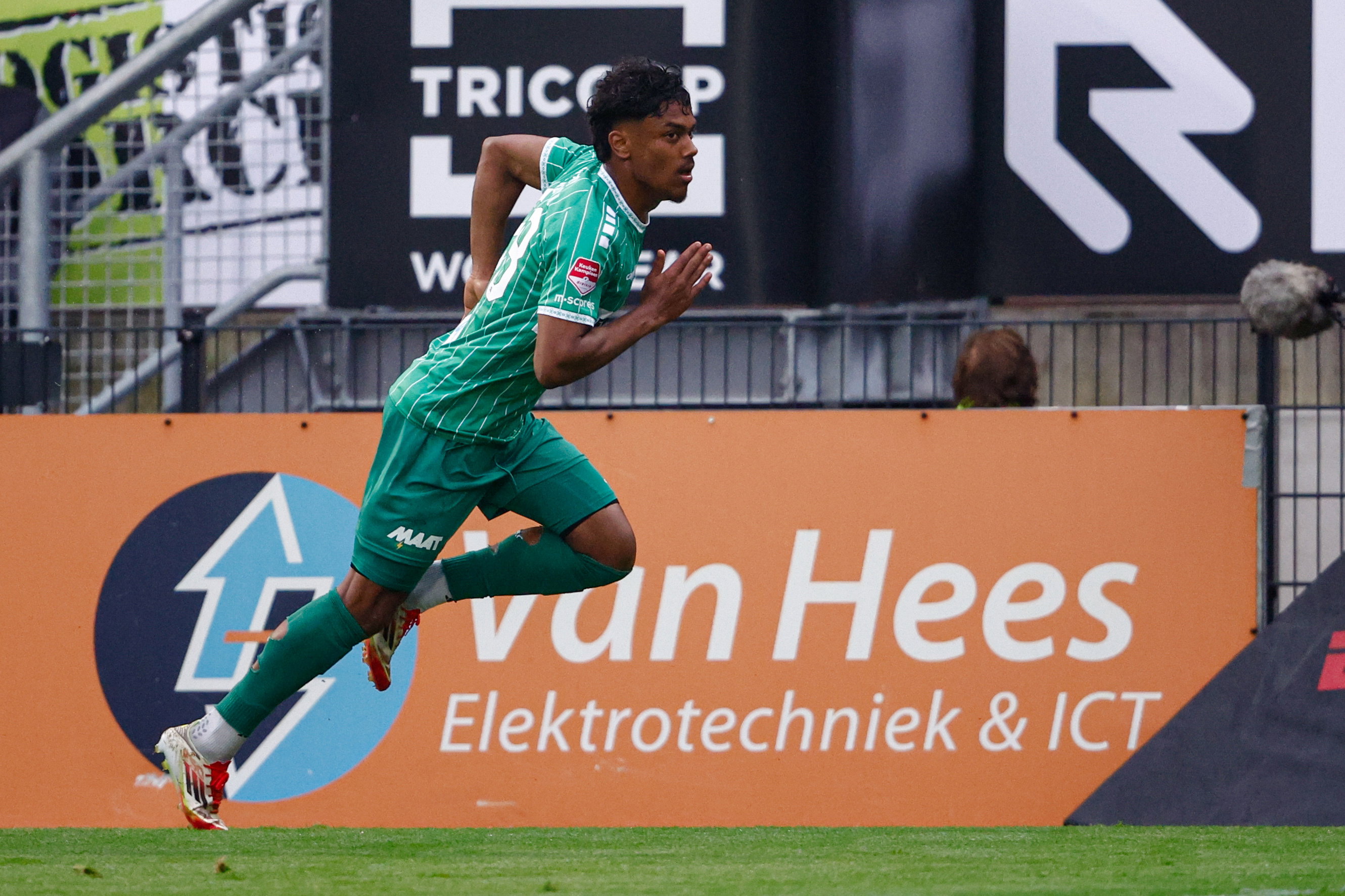 Jaden Slory scoort tegen Willem II