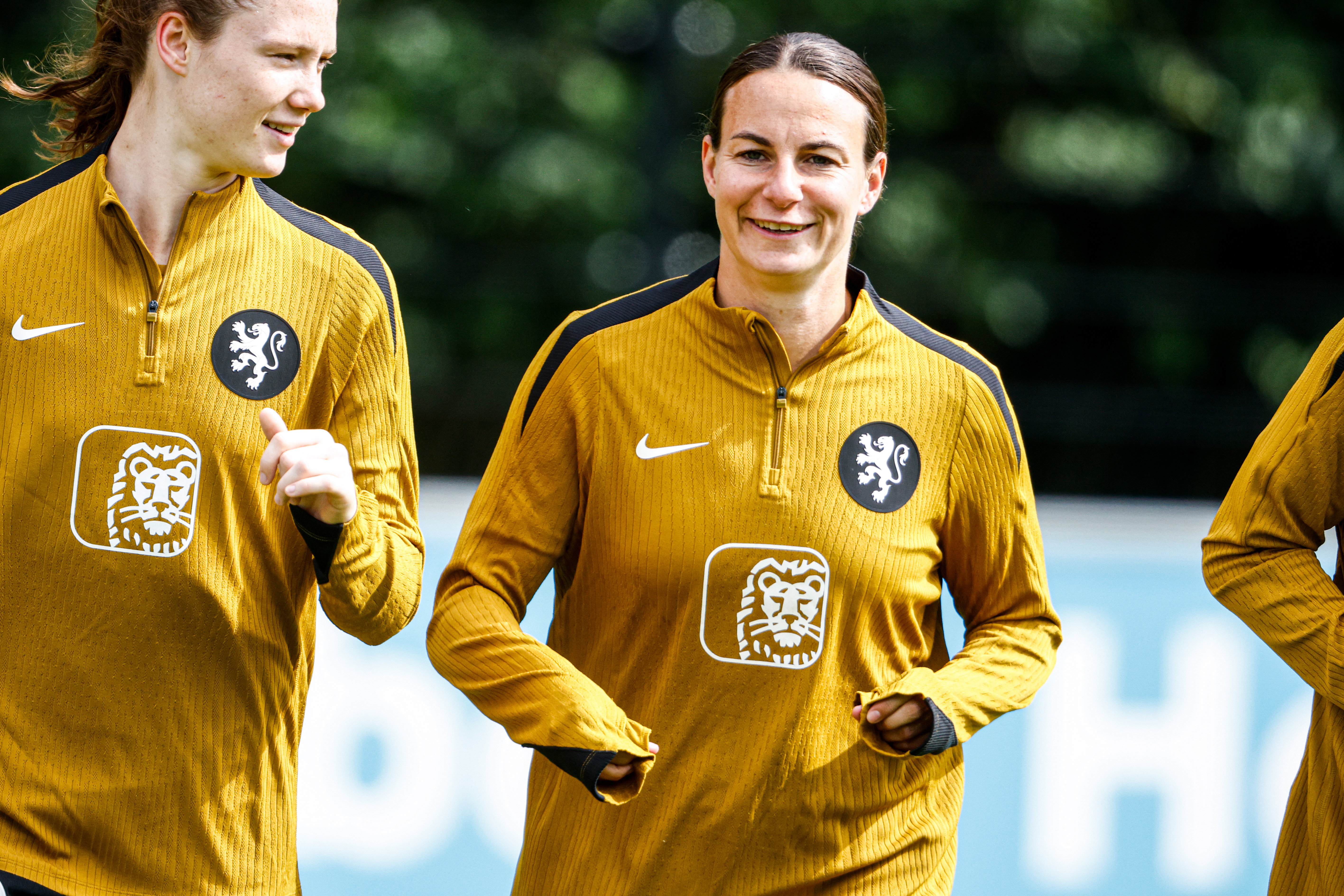 Veerle Buurman en Renate Jansen bij de OranjeLeeuwinnen