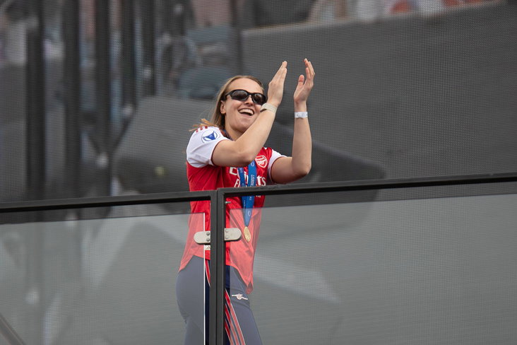 Daphne van Domselaar bij de huldiging van Arsenal