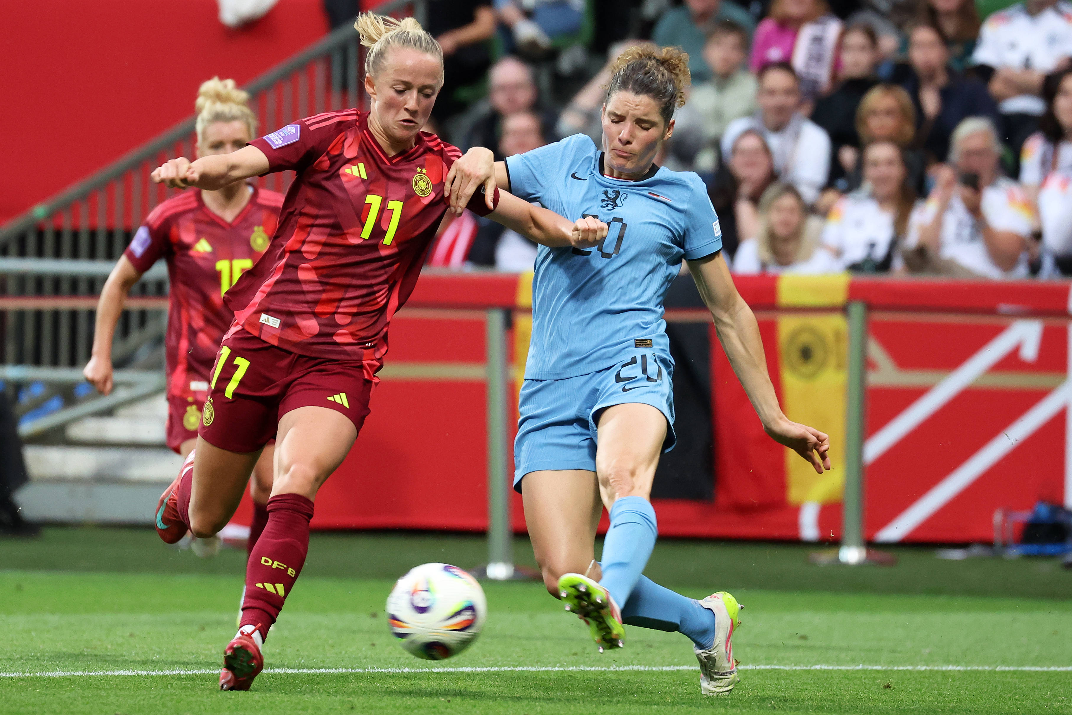 Lea Schuller en Dominique Janssen in duel