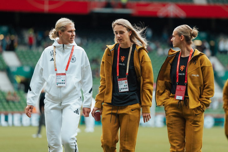 Rebecca Knaak, Vivianne Miedema en Kerstin Casparij
