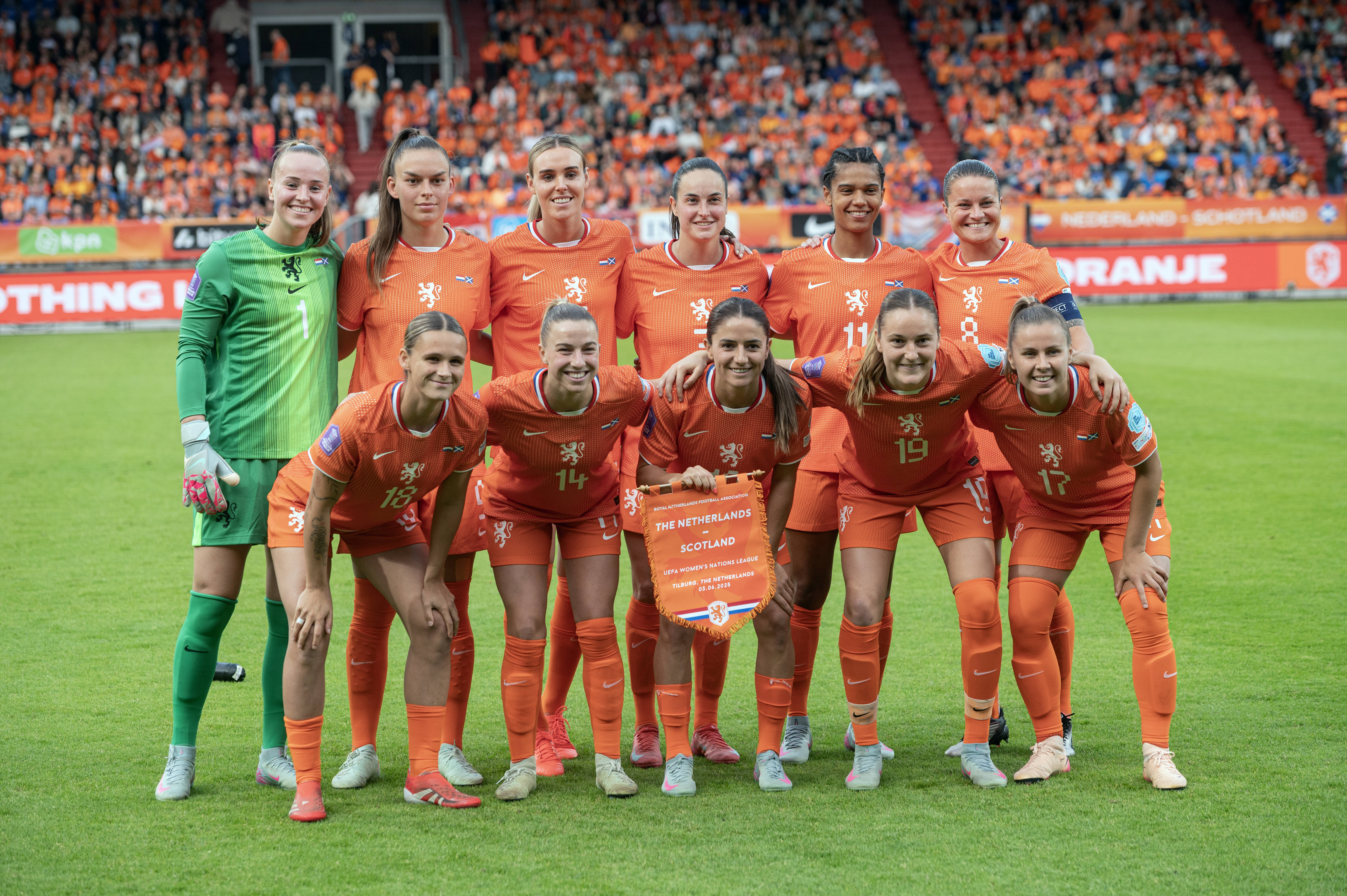 De OranjeLeeuwinnen voorafgaand aan de wedstrijd tegen Schotland