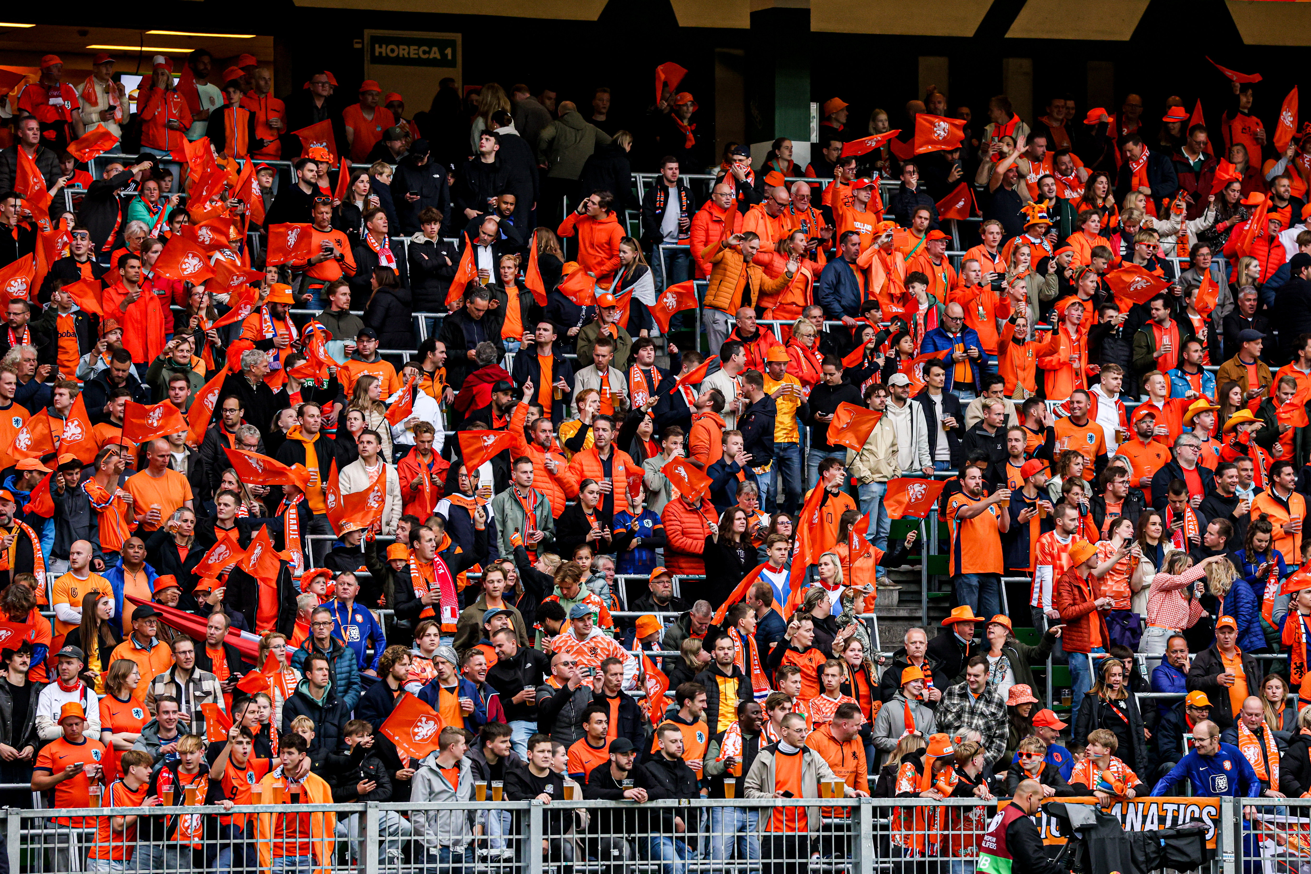 Oranje-supporters in de Euroborg