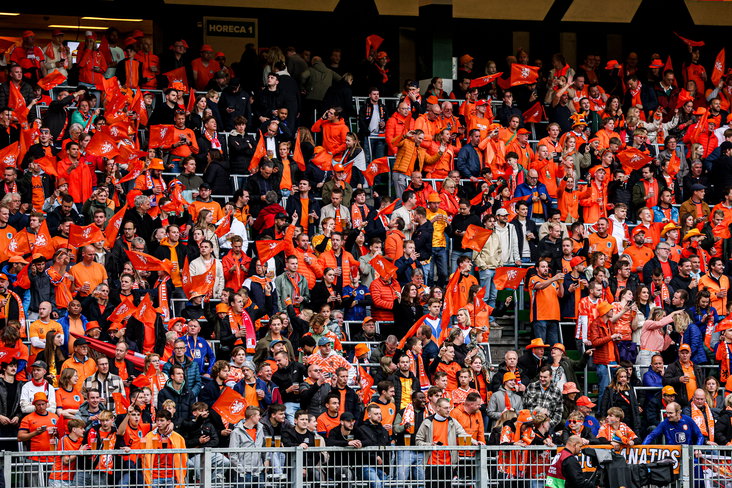 Oranje-supporters in de Euroborg