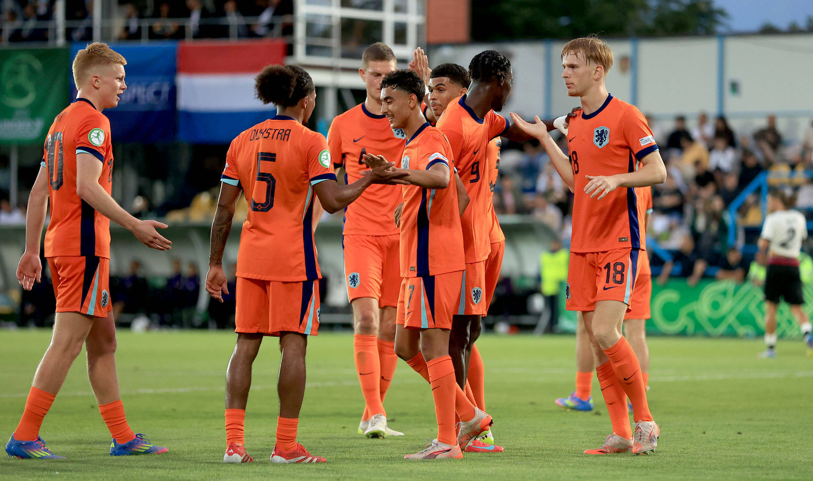 Oranje Onder 19 met rechts Mats Rots