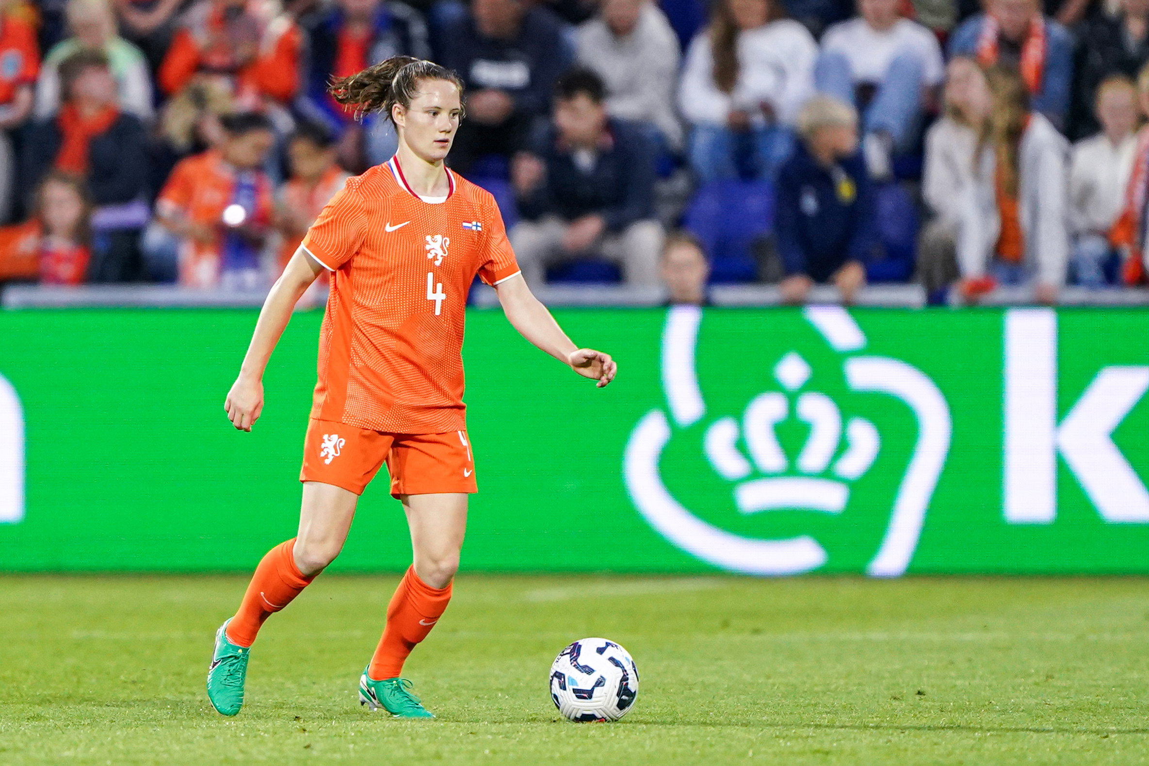 Veerle Buurman aan de bal namens de OranjeLeeuwinnen