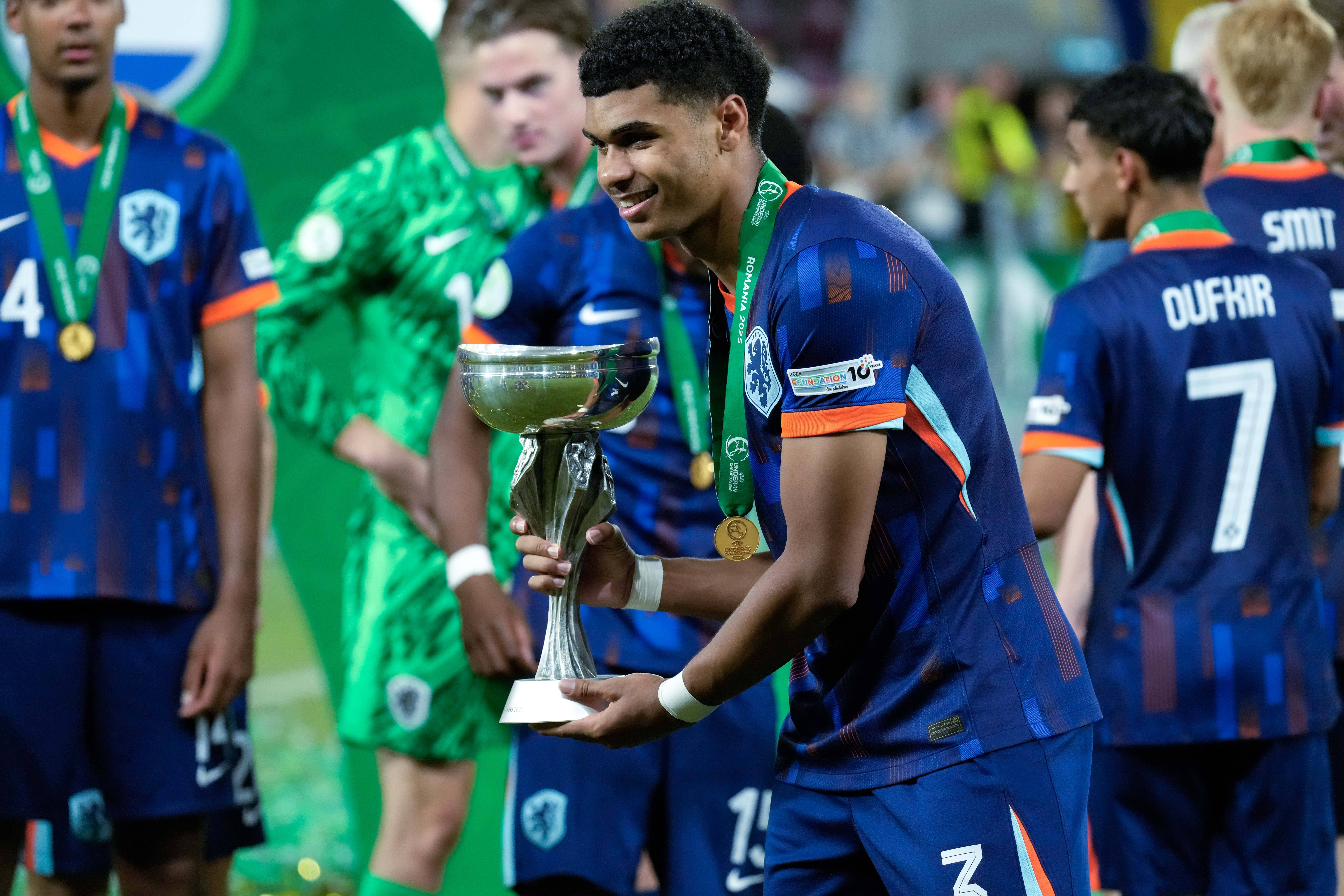 Precious Ugwu met de EK-beker