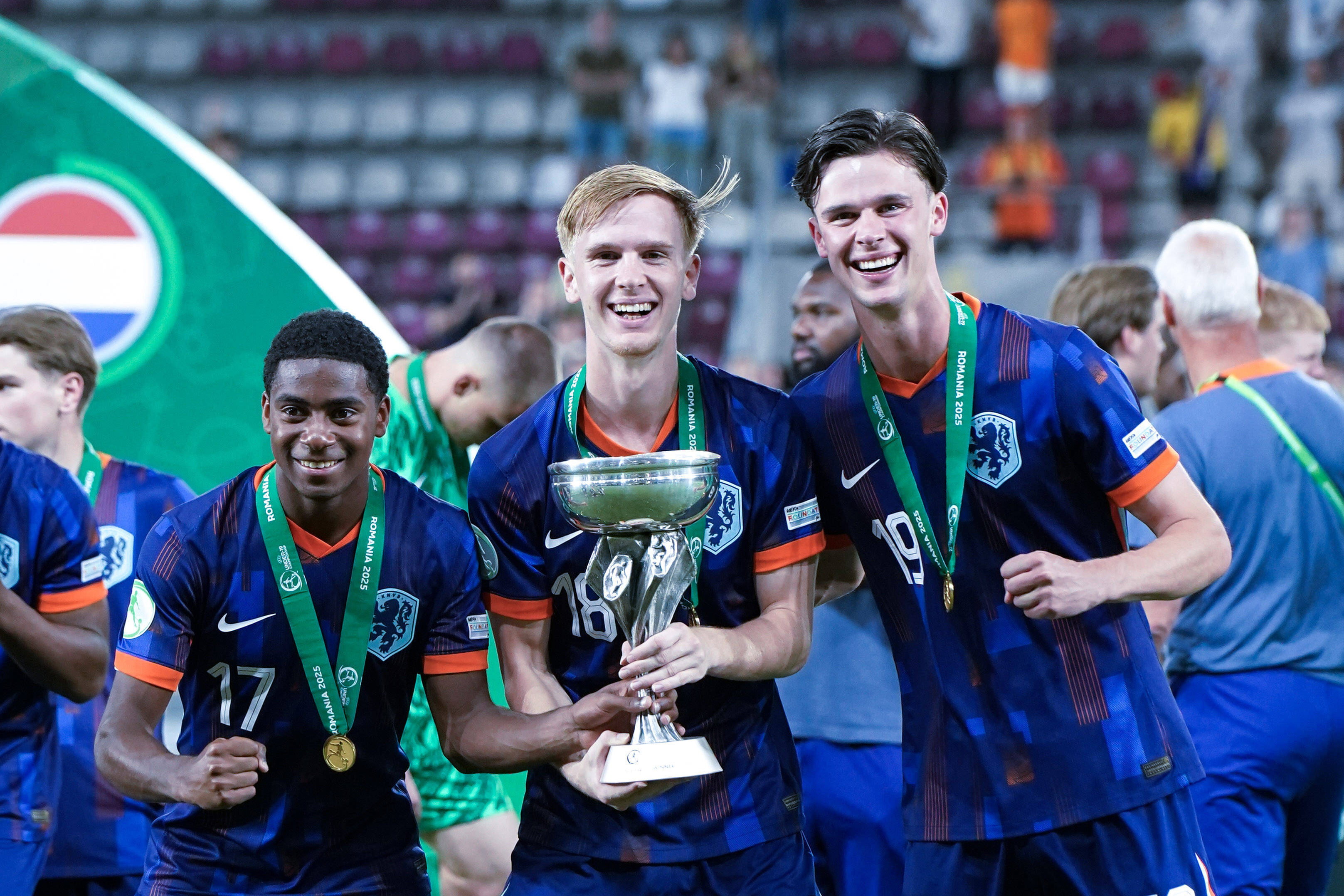 Owen Panneflek, Mats Rots en Lucas Vennegoor of Hesselink met de EK-beker