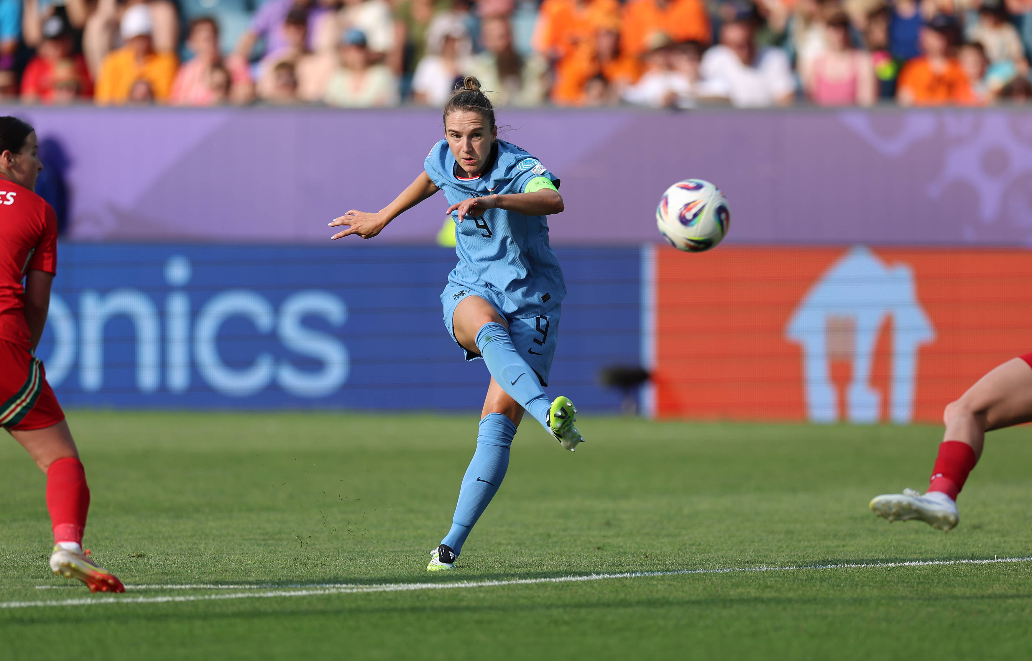 Vivianne Miedema schiet raak tegen Wales