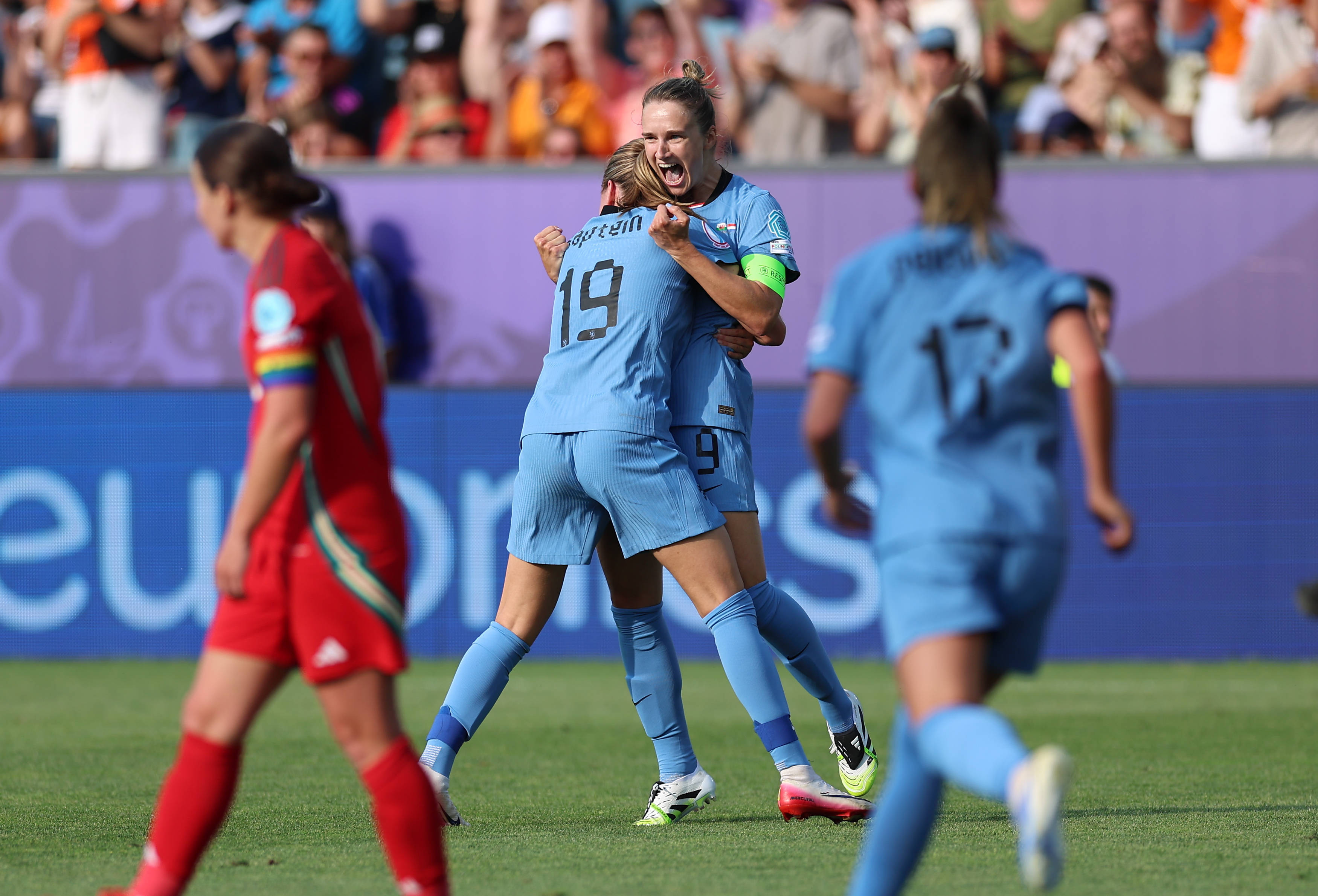 Vivianne Miedema juicht nadat ze haar honderdste Oranje-goal scoort