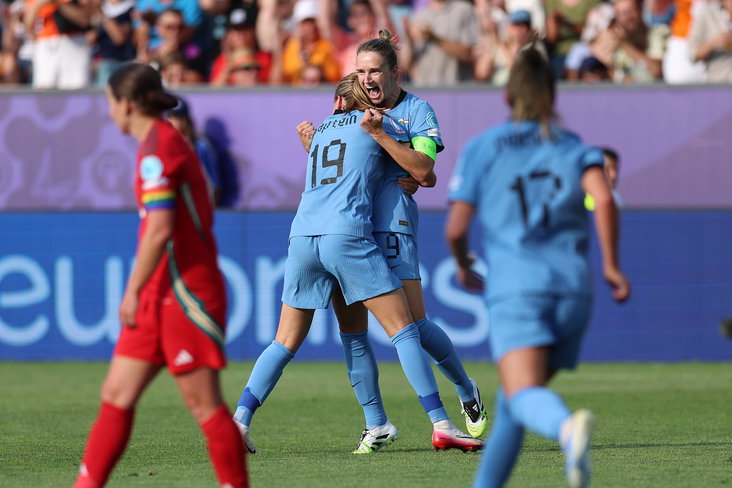 Vivianne Miedema juicht nadat ze haar honderdste Oranje-goal scoort